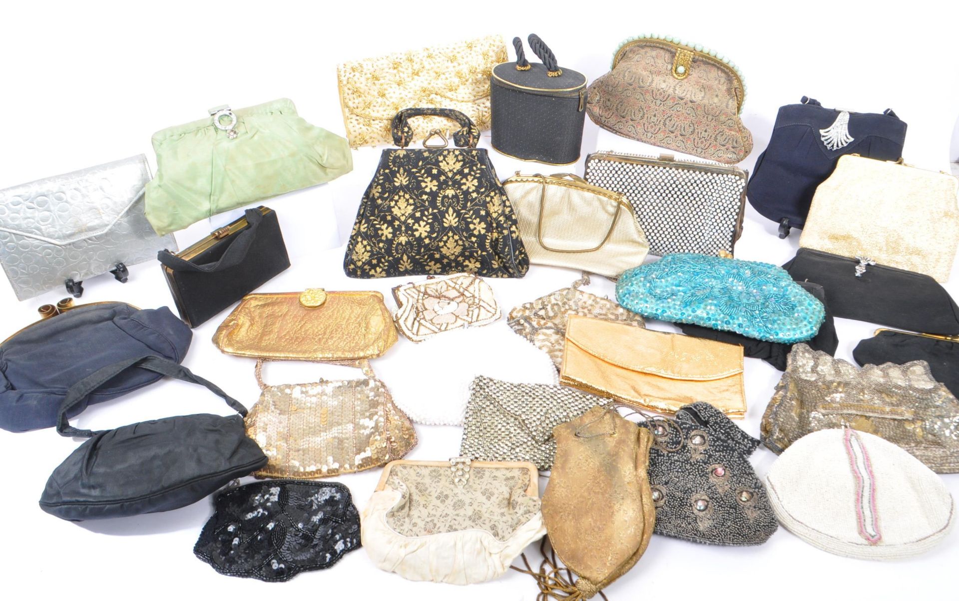 COLLECTION OF VINTAGE 1930S FASHION HANDBAGS AND PURSES - Image 2 of 16