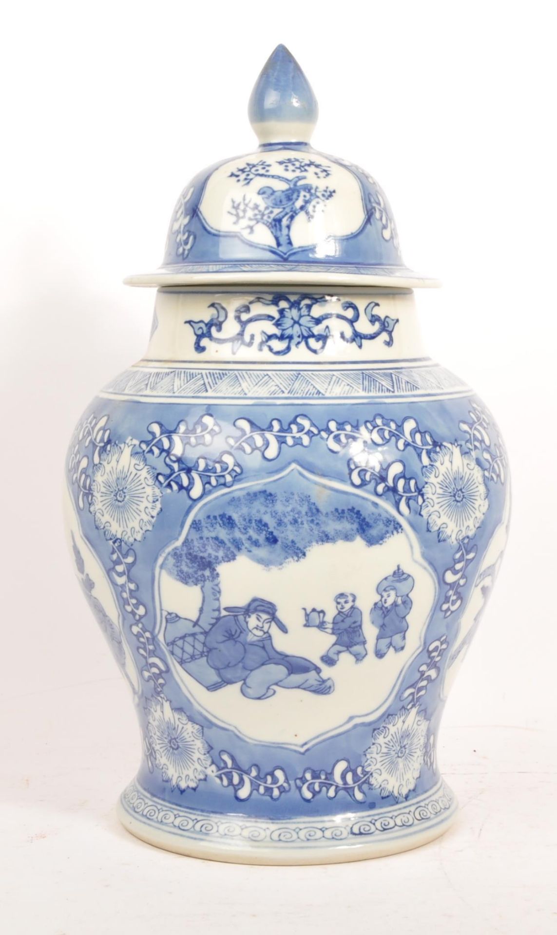 LARGE 20TH CENTURY CHINESE LIDDED PORCELAIN JAR - Bild 2 aus 6