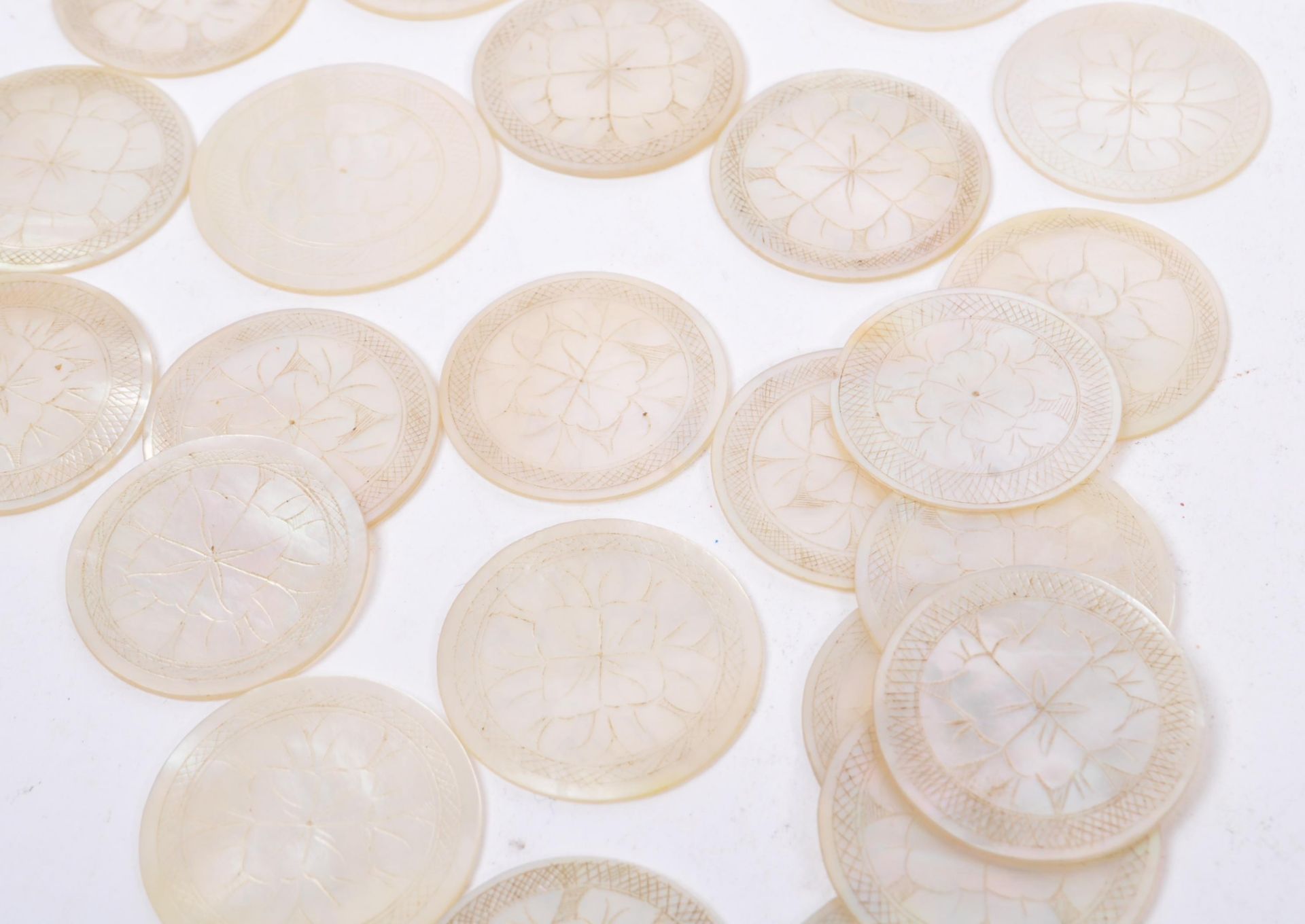 LARGE COLLECTION OF CHINESE MOTHER OF PEARL TOKENS - Bild 2 aus 10