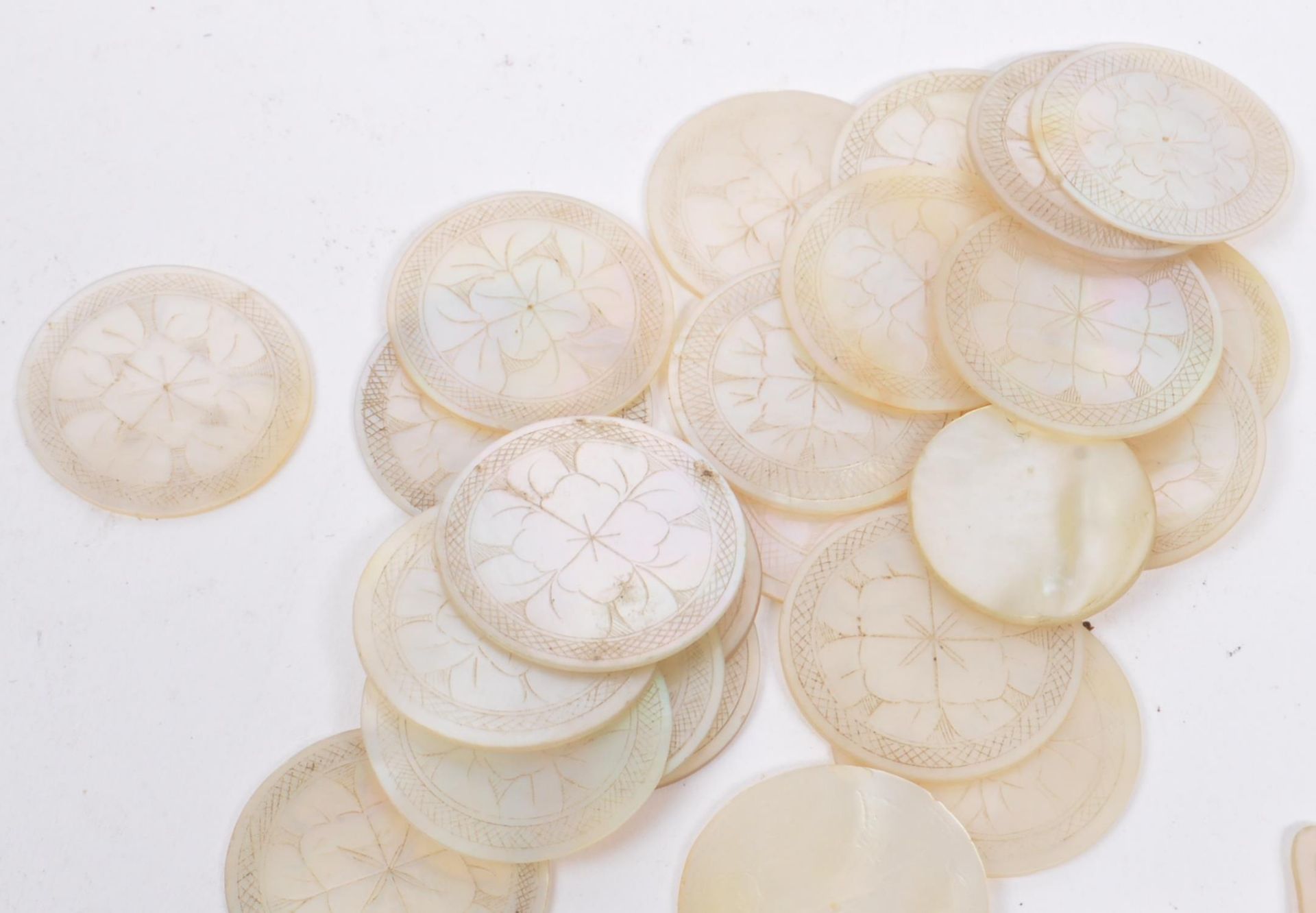 LARGE COLLECTION OF CHINESE MOTHER OF PEARL TOKENS - Bild 7 aus 10