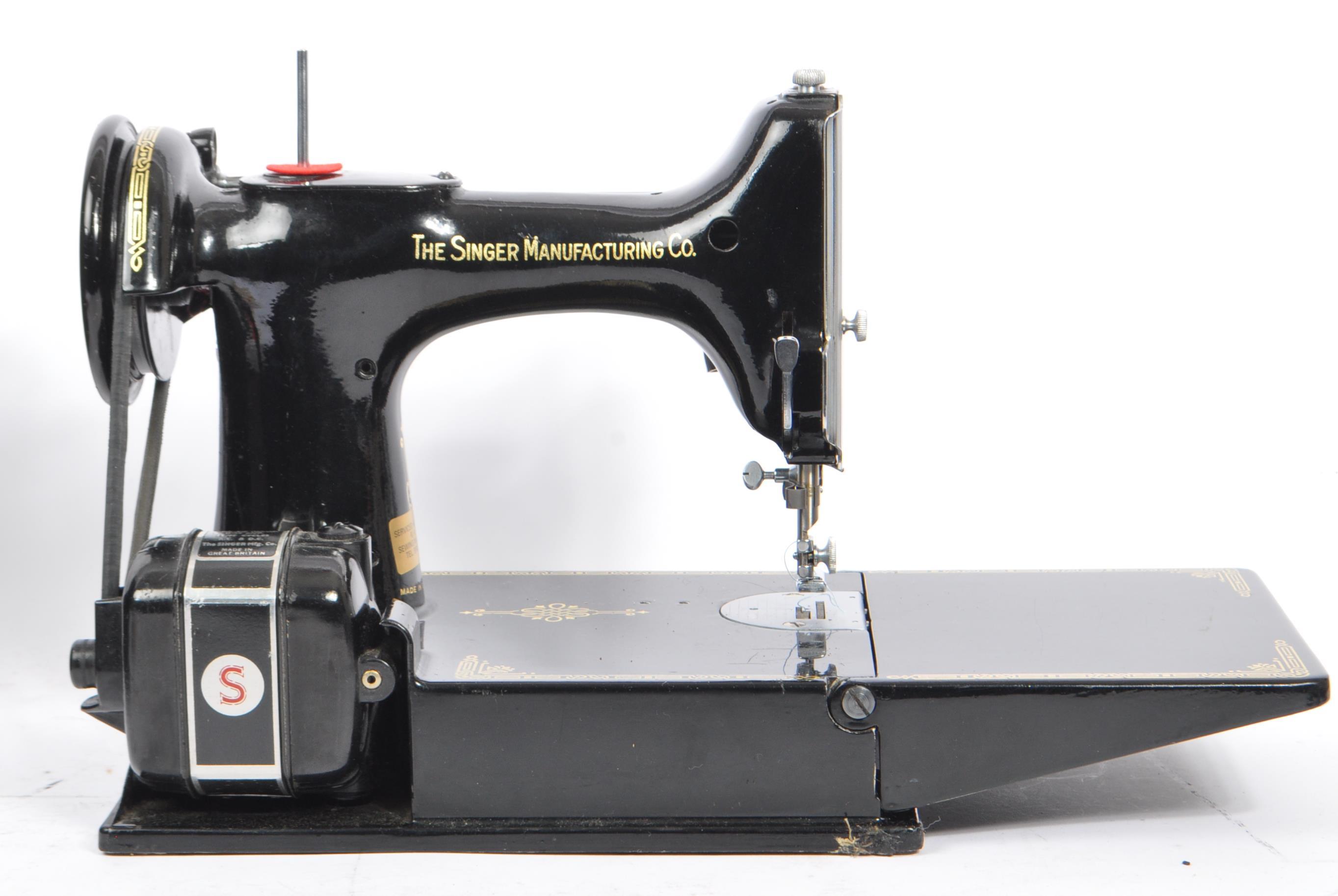 SINGER SEWING MACHINE FEATHERWEIGHT 185K IN CASE - Image 4 of 8