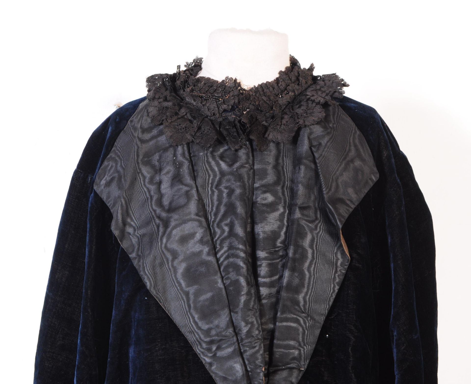 TWO VICTORIAN CLOTHING ITEMS - VELVET CAPE & SHIRT - Bild 6 aus 12