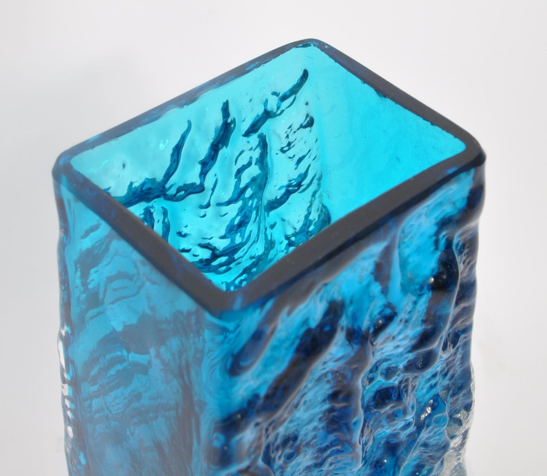 WHITEFRIARS - RETRO STUDIO ART GLASS COFFIN VASE - Image 6 of 9