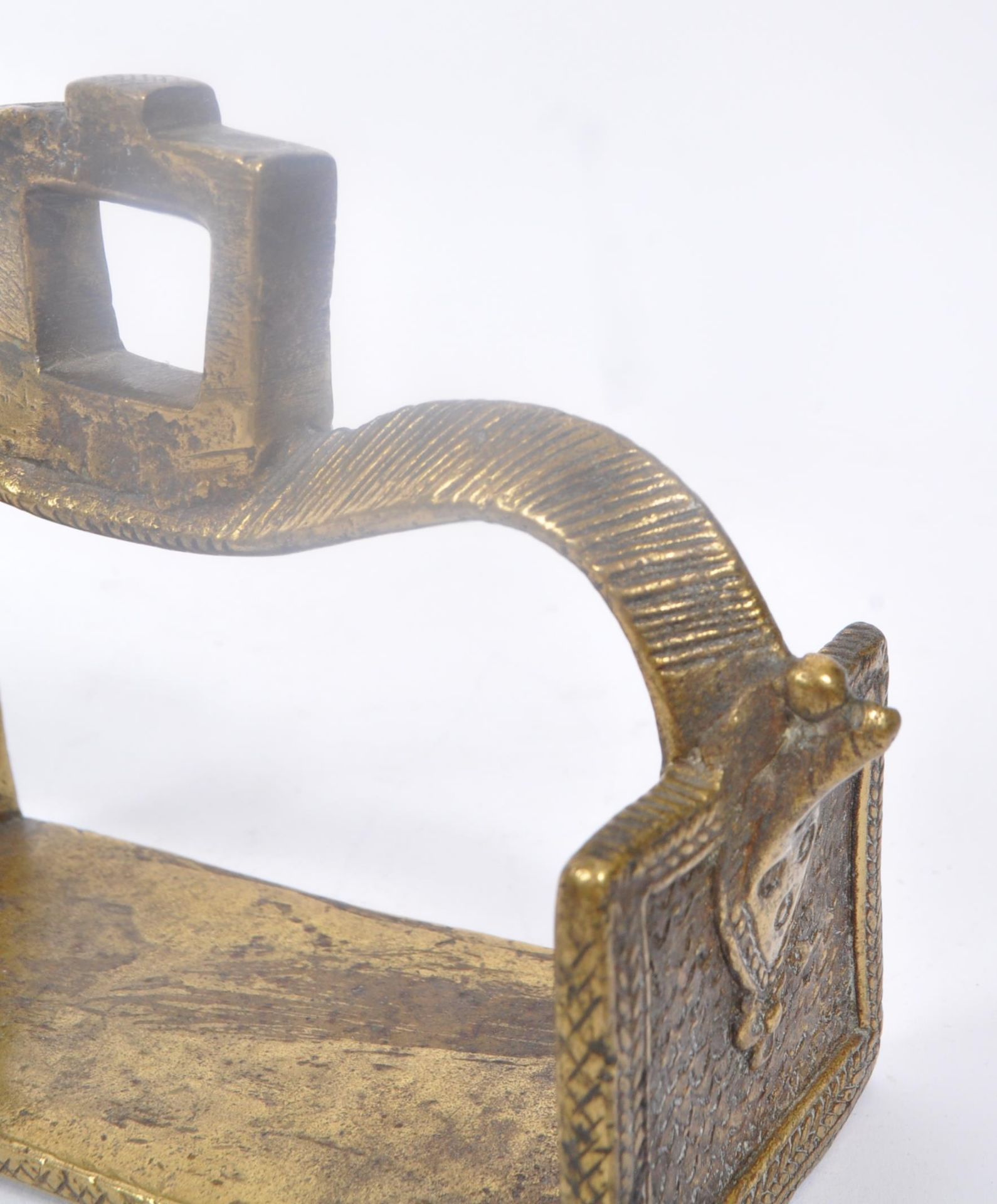 PAIR OF 19TH CENTURY BRASS INDIAN HORSE STIRRUPS - Image 6 of 6