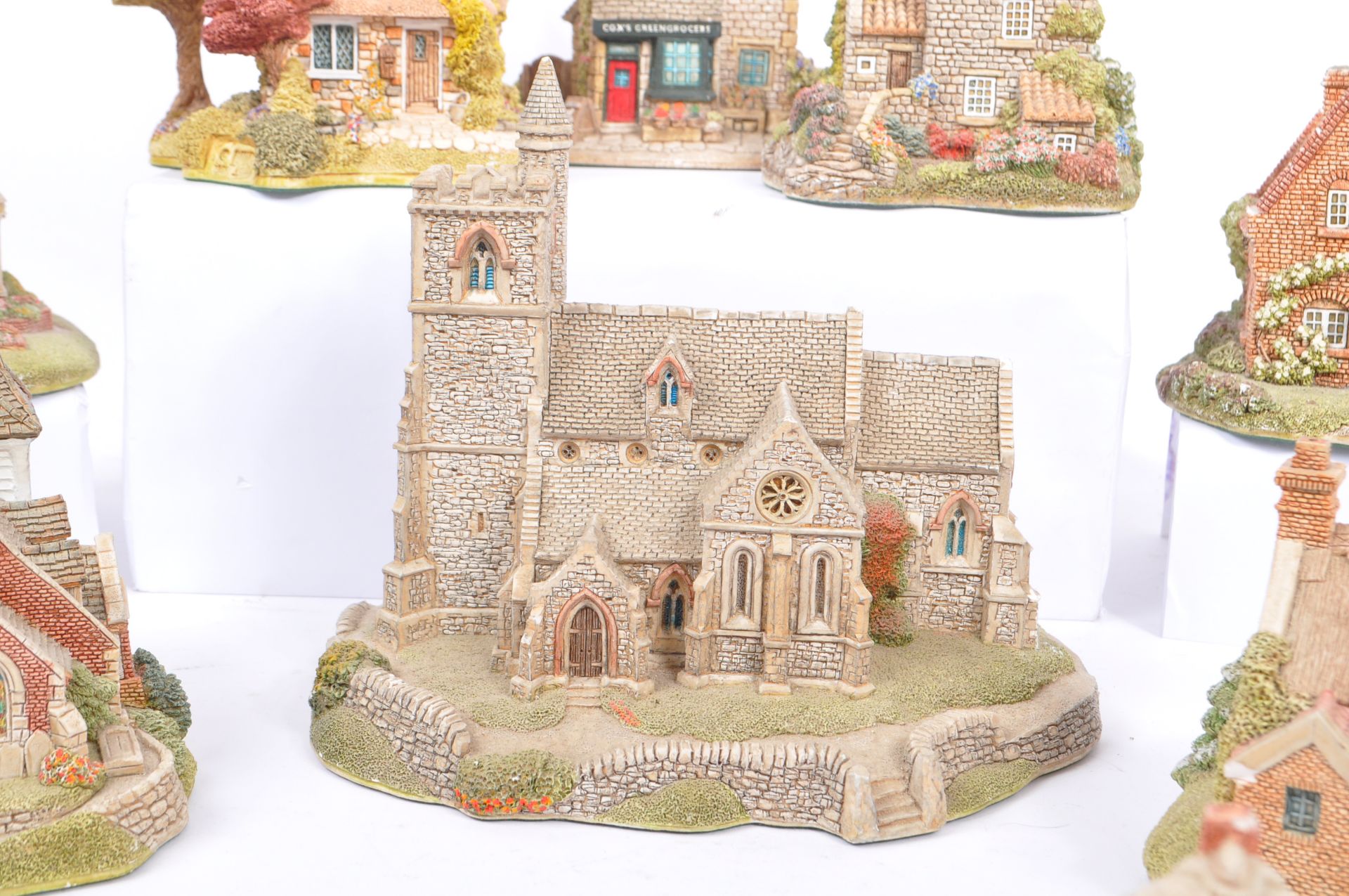 COLLECTION OF VINTAGE LILLIPUT LANE COTTAGES - Image 4 of 11