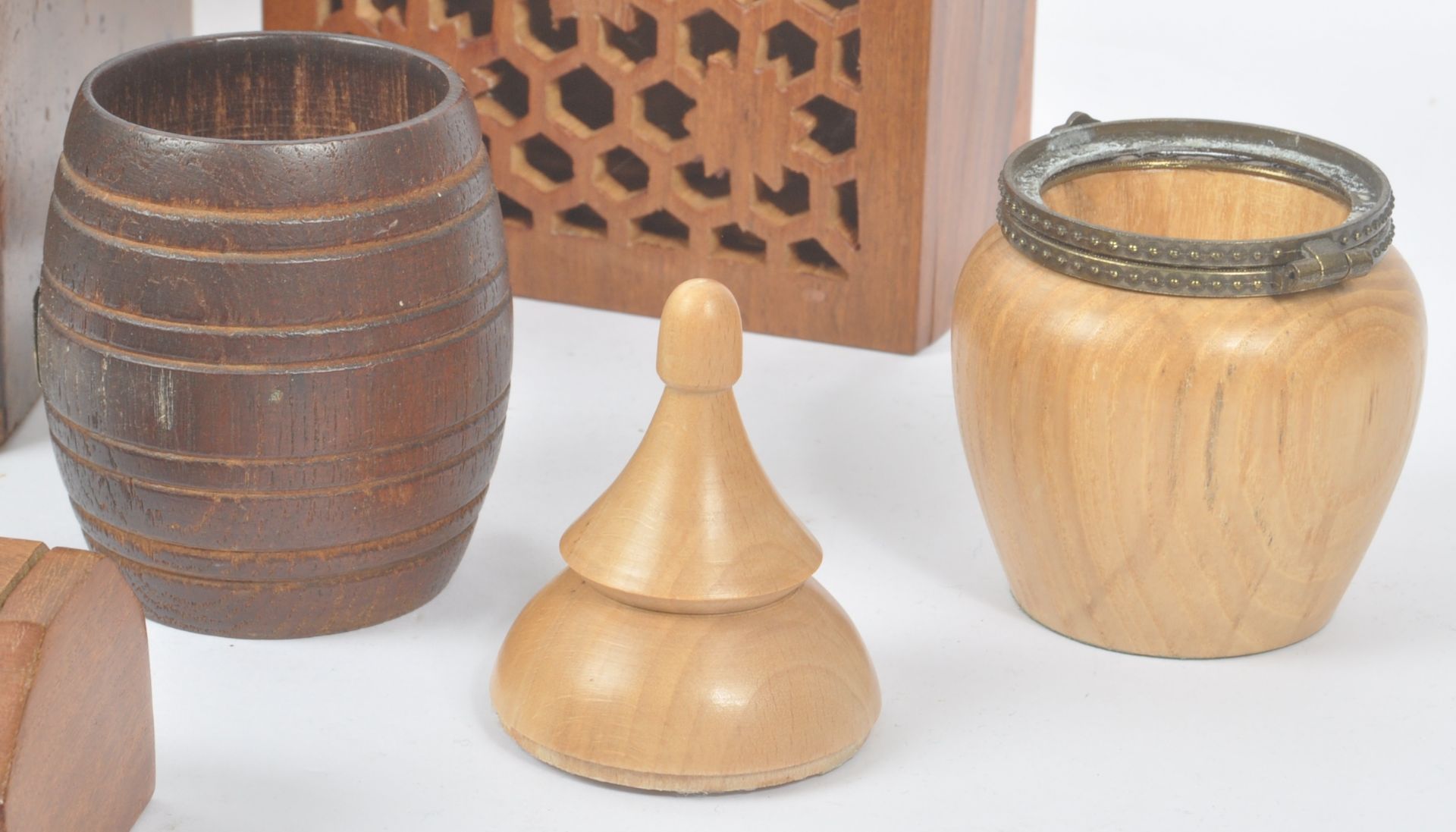 COLLECTION OF TREEN WOODEN HOUSEHOLD ITEMS - Image 4 of 9