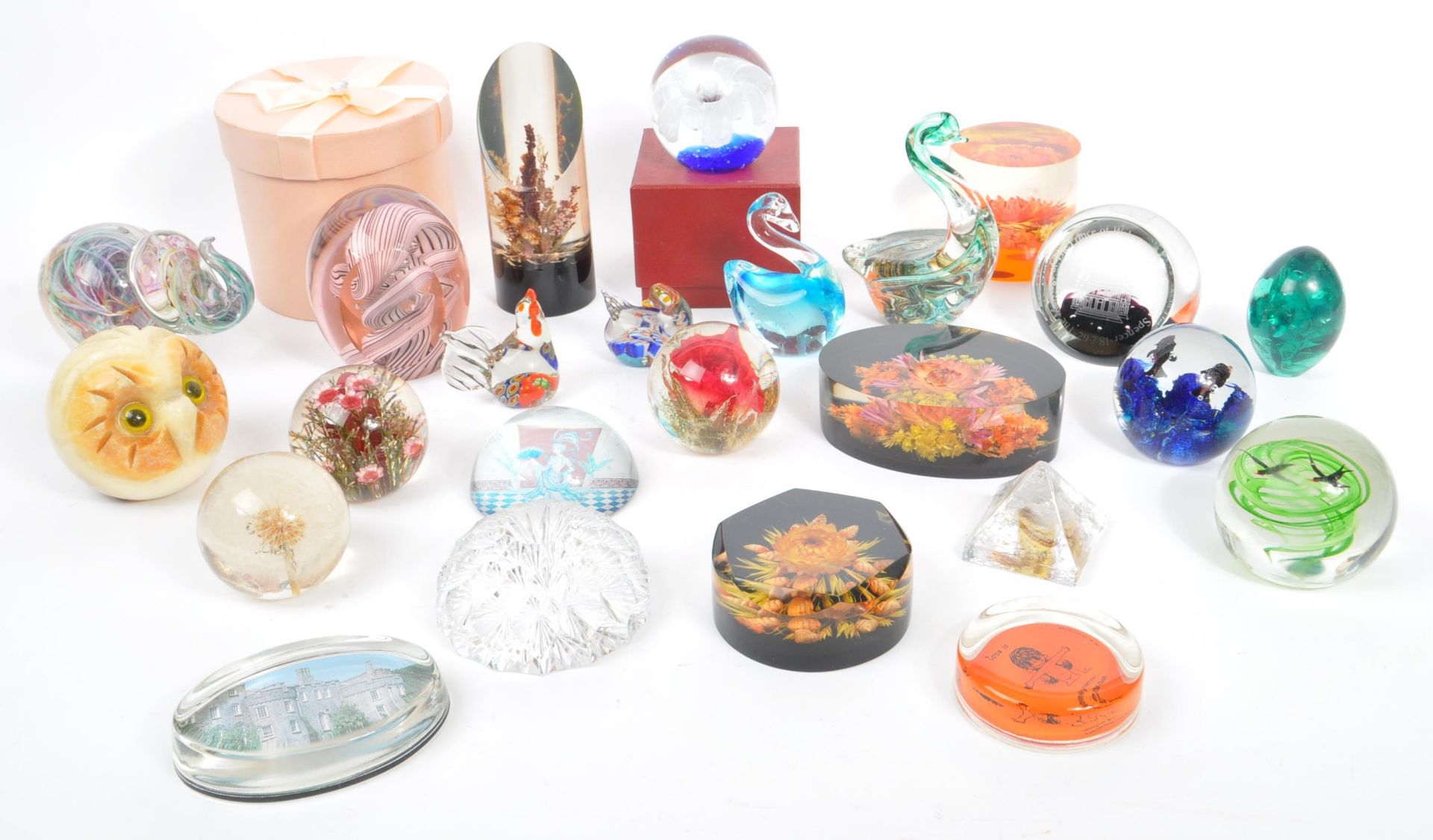 COLLECTION OF VINTAGE STUDIO ART GLASS & RESIN PAPERWEIGHTS