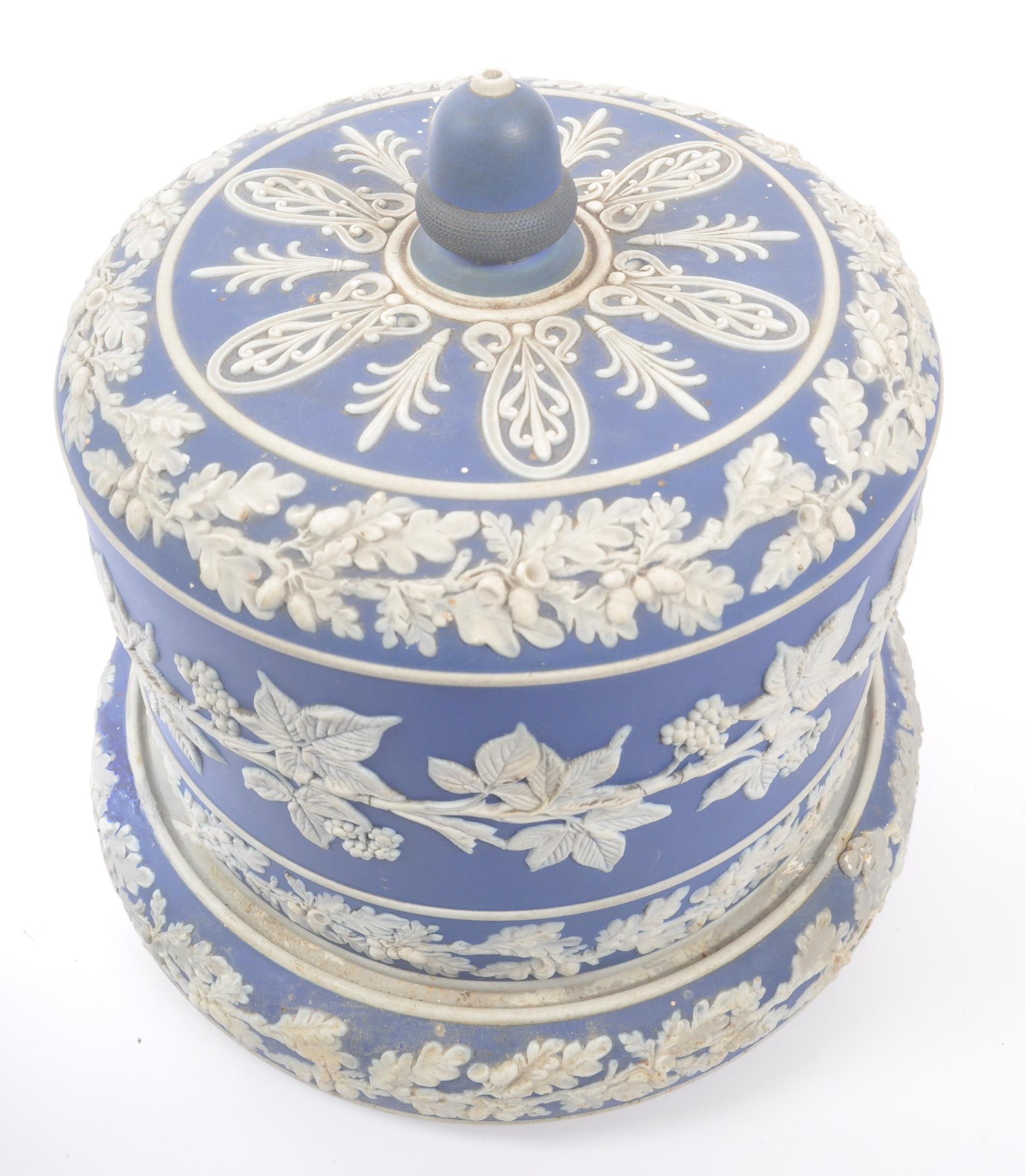 MANNER OF WEDGWOOD JASPERWARE - LIDDED CAKE STAND - Image 5 of 6