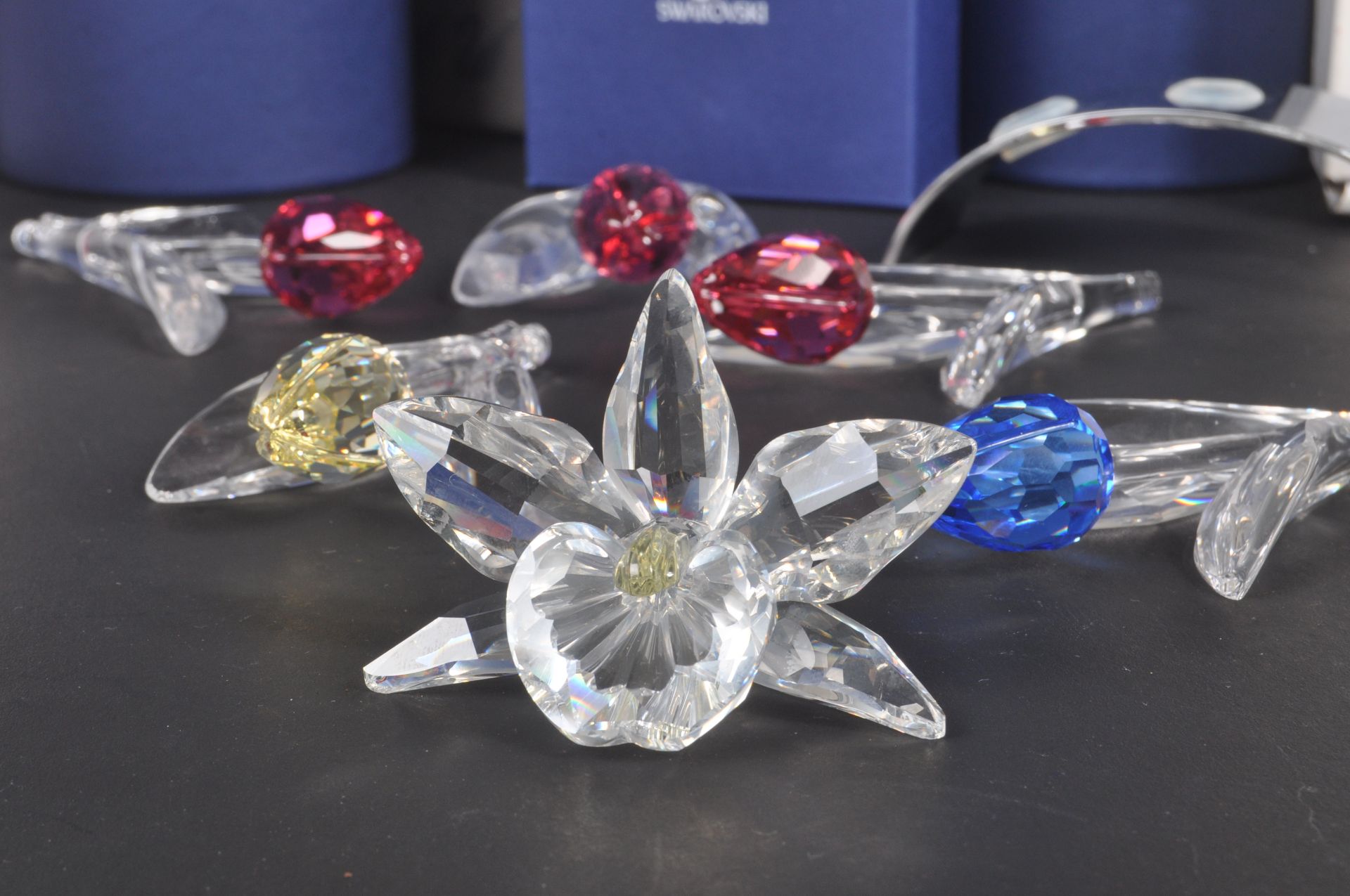 SWAROVSKI - COLLECTION OF CRYSTAL FLOWERS - Image 8 of 13