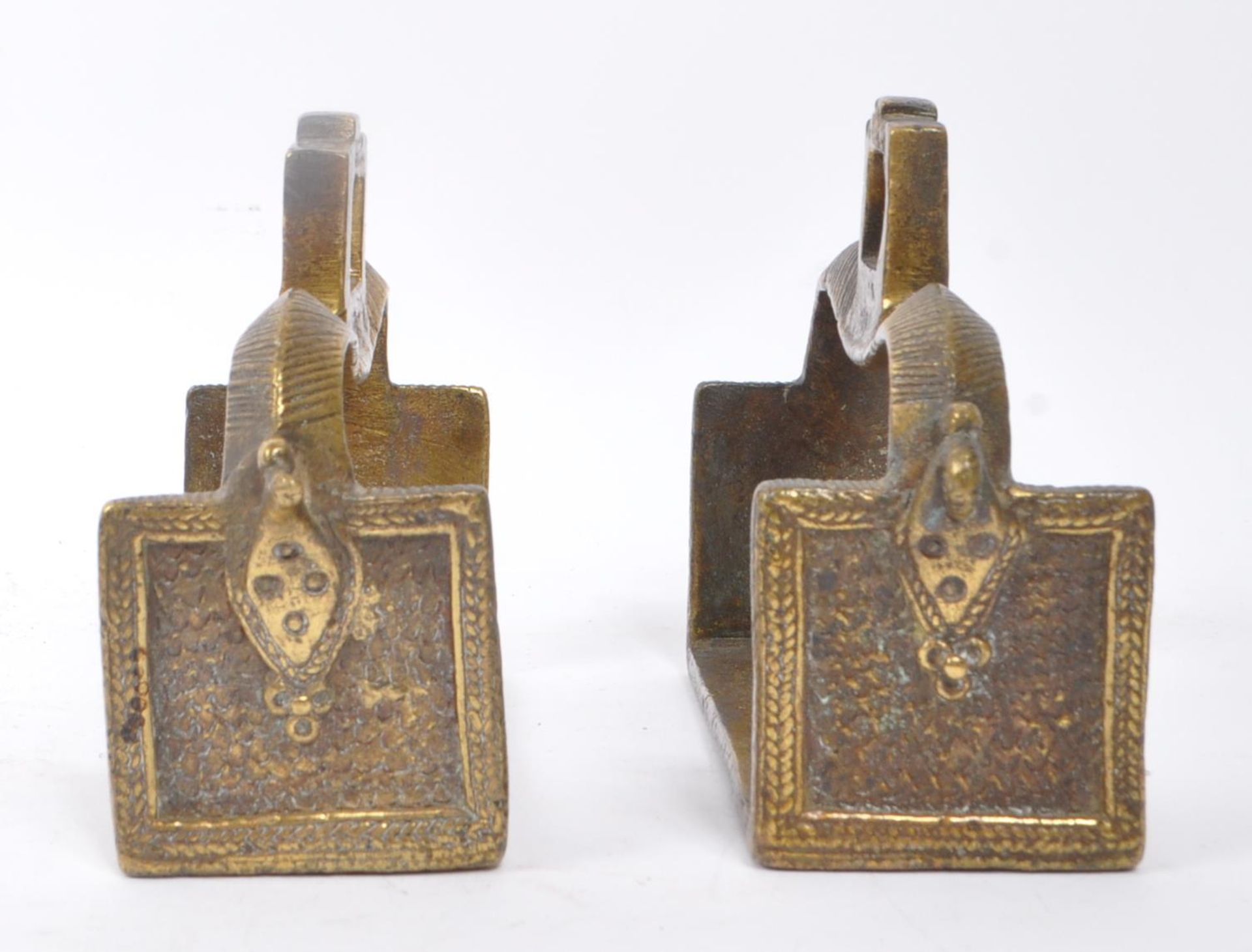 PAIR OF 19TH CENTURY BRASS INDIAN HORSE STIRRUPS - Image 2 of 6