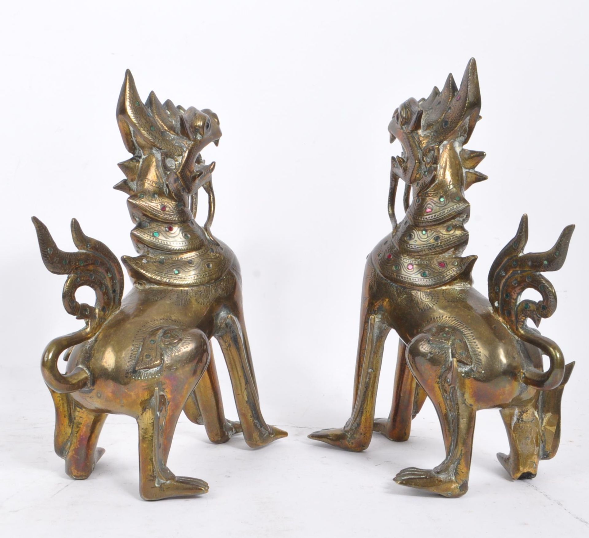 PAIR OF 20TH CENTURY BURMESE CHINTHE DRAGONS - Bild 5 aus 7