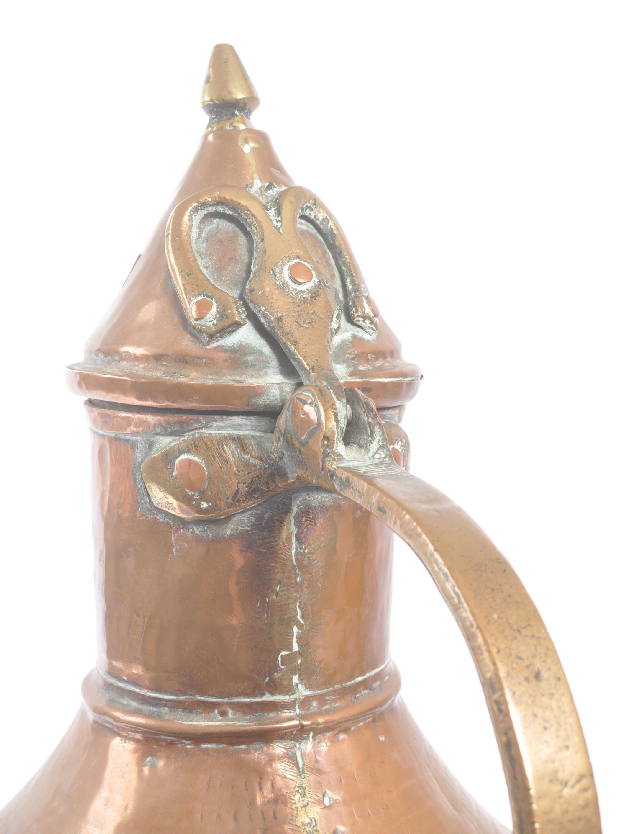 LARGE 19TH CENTURY HAMMERED COPPER EWER - Image 5 of 5