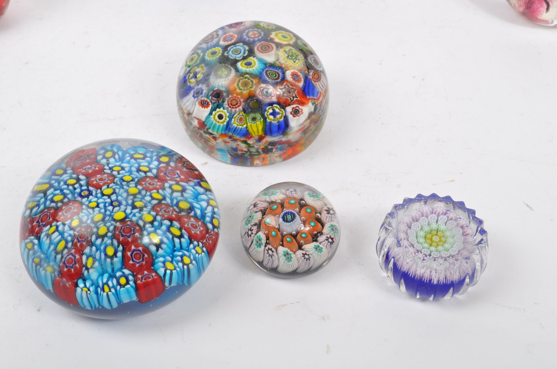 A COLLECTION OF VINTAGE PAPERWEIGHTS - CAITHNESS - Bild 2 aus 5