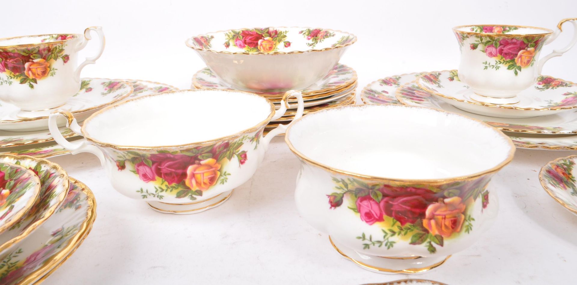 ROYAL ALBERT - OLD COUNTRY ROSES TABLE / TEA SERVICE - Image 5 of 7