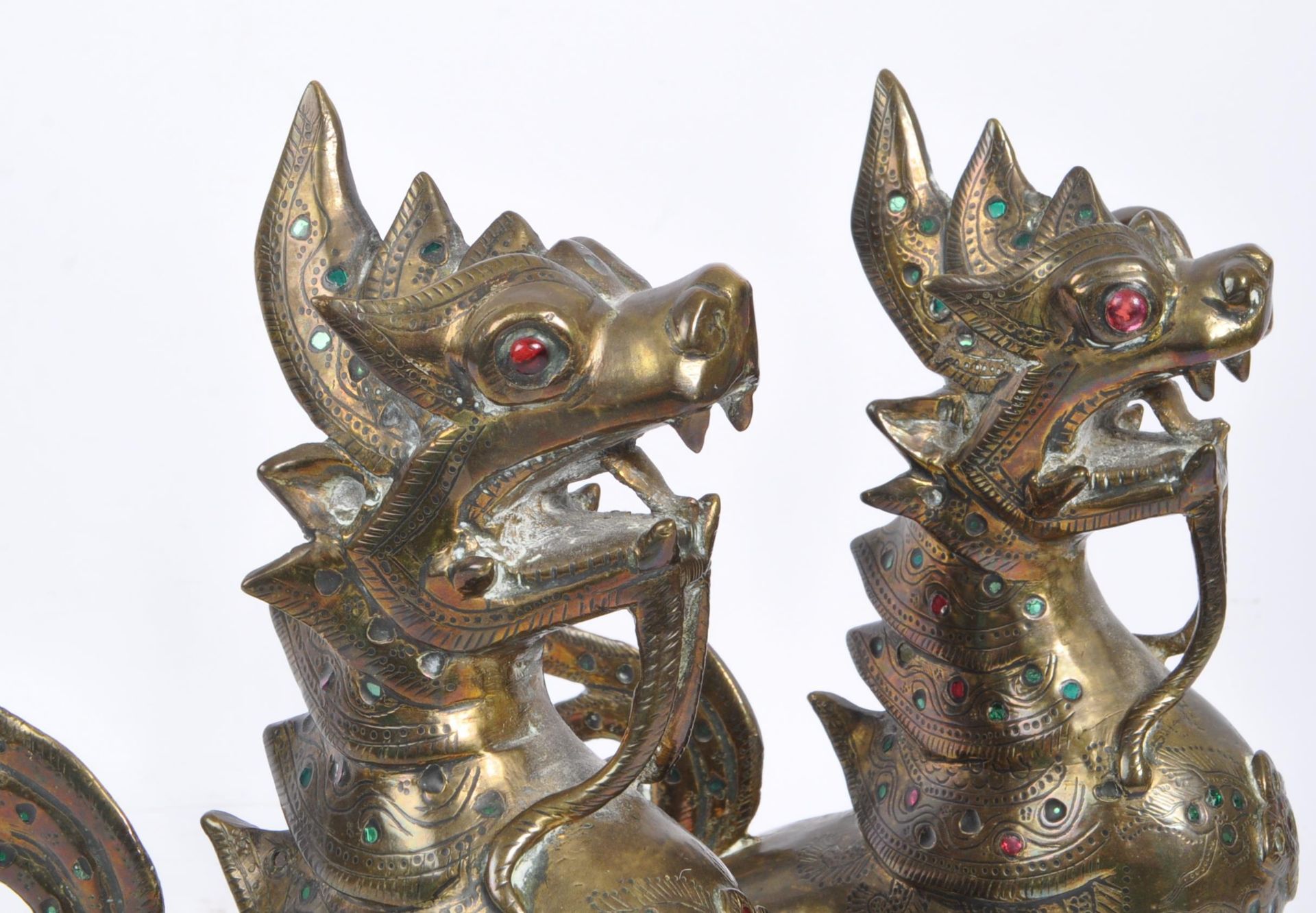 PAIR OF 20TH CENTURY BURMESE CHINTHE DRAGONS - Bild 7 aus 7