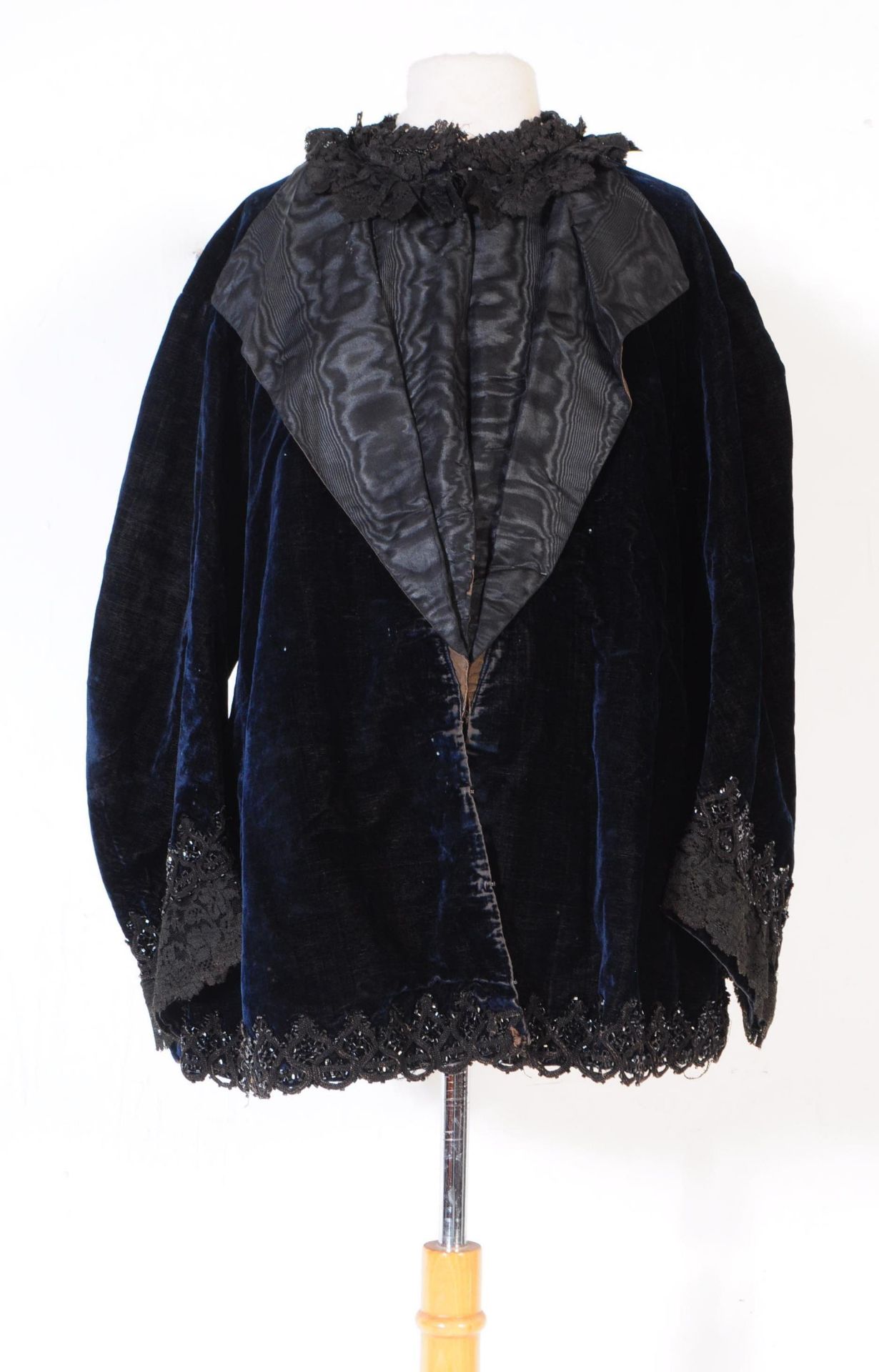 TWO VICTORIAN CLOTHING ITEMS - VELVET CAPE & SHIRT - Bild 2 aus 12