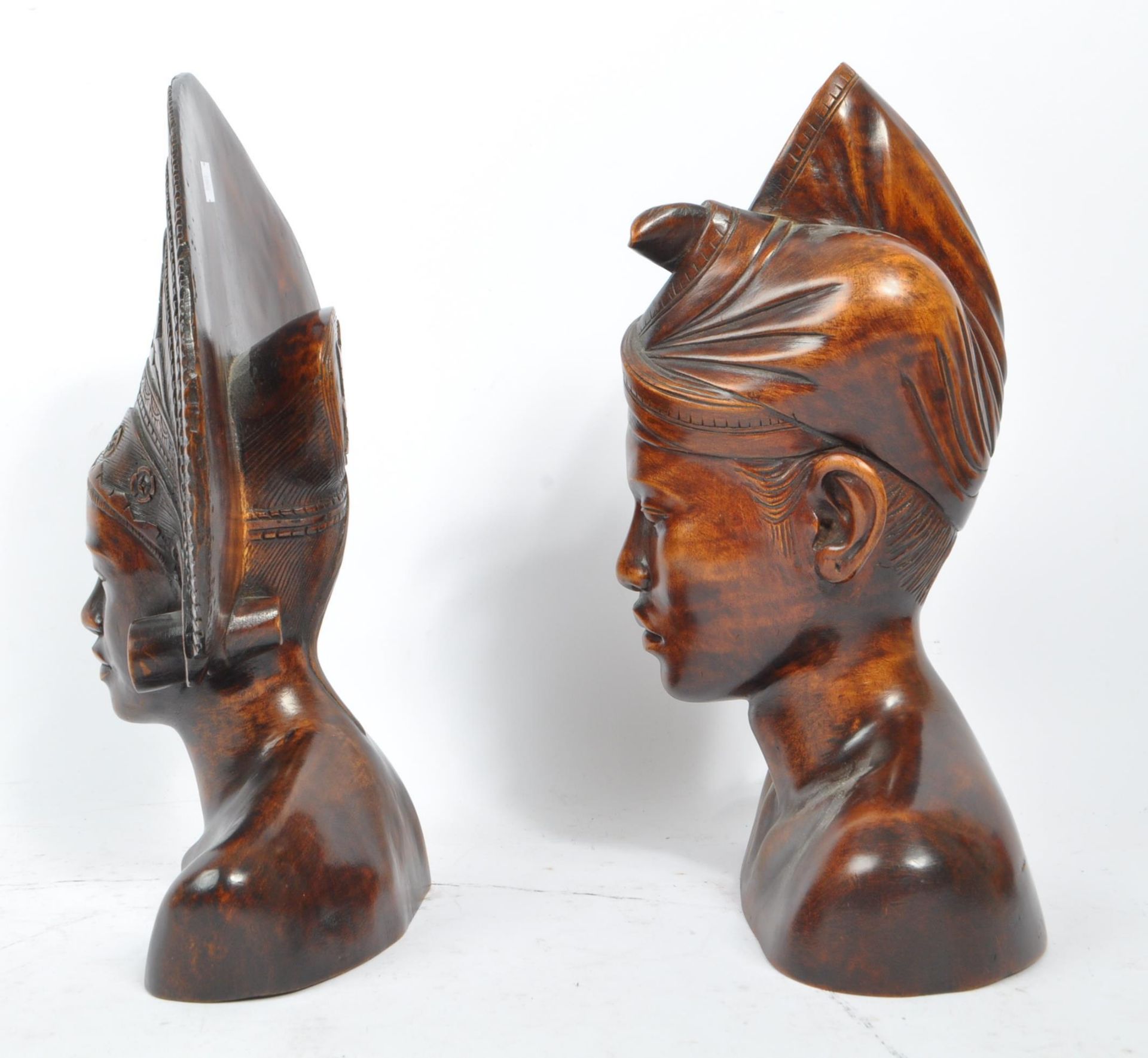 TWO MID CENTURY BALINESE HARDWOOD BUSTS - Bild 2 aus 8