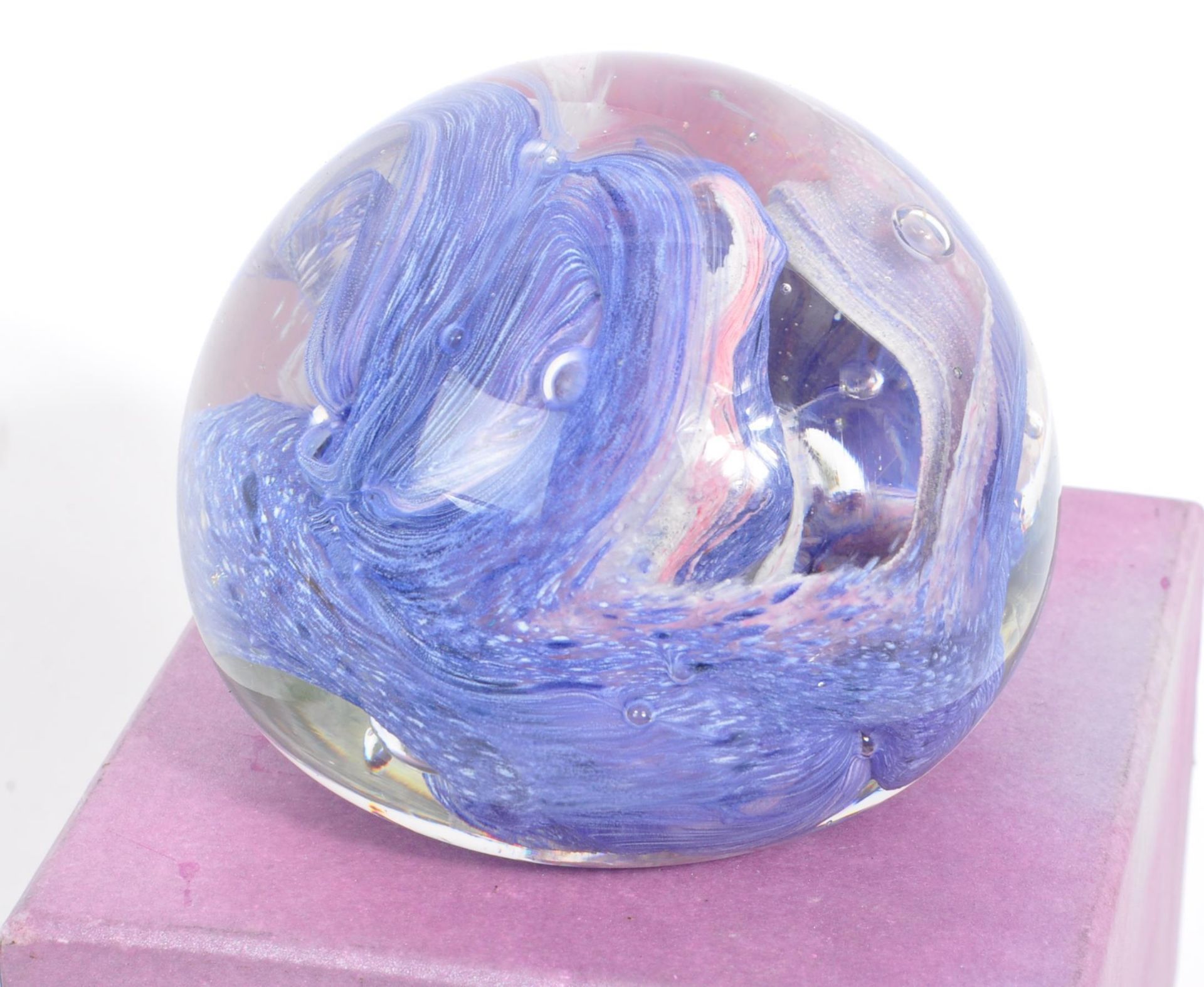 COLLECTION OF VINTAGE STUDIO ART GLASS PAPERWEIGHTS - Bild 4 aus 9