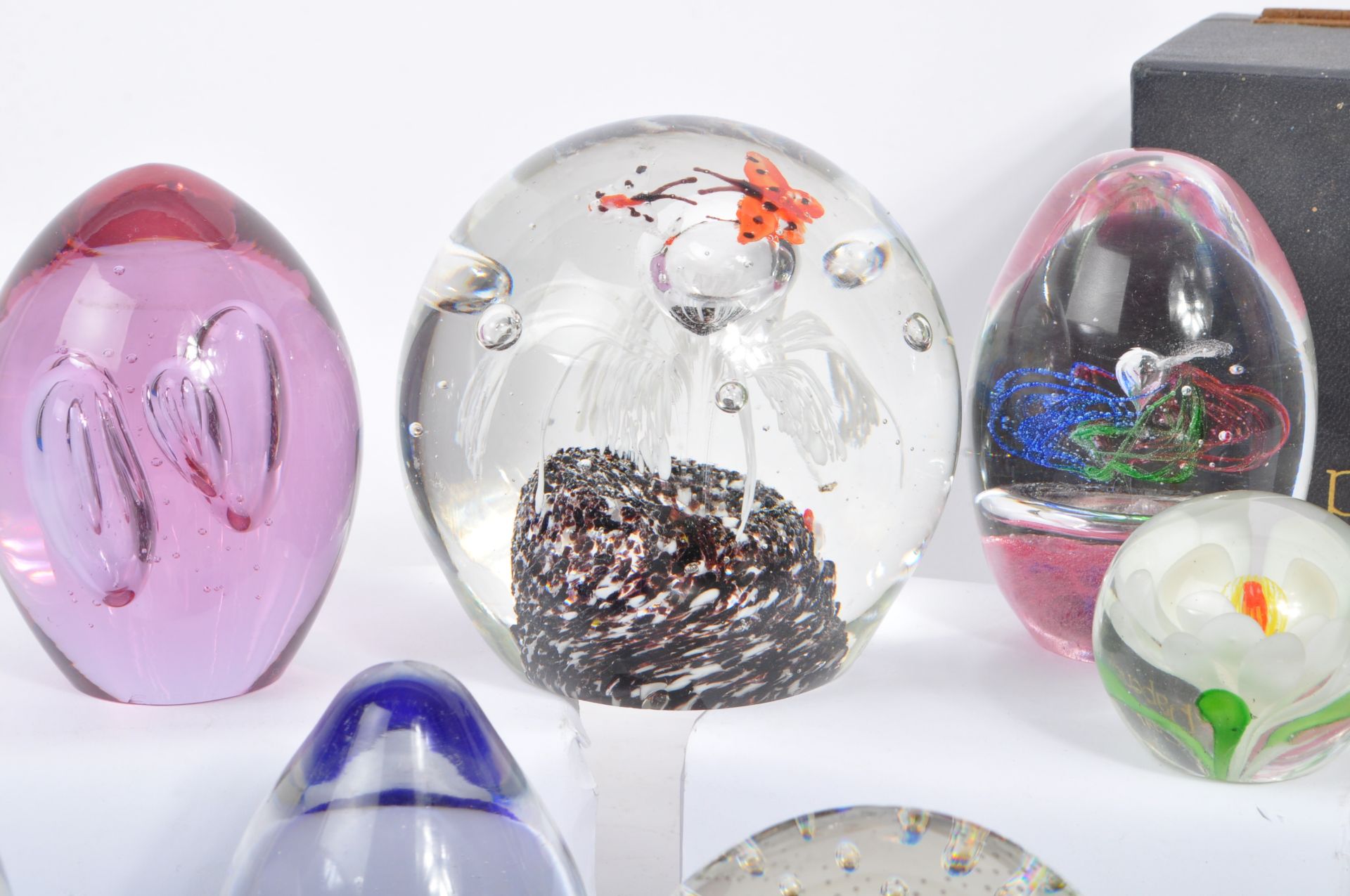 COLLECTION OF VINTAGE STUDIO ART GLASS PAPERWEIGHTS - Image 5 of 9