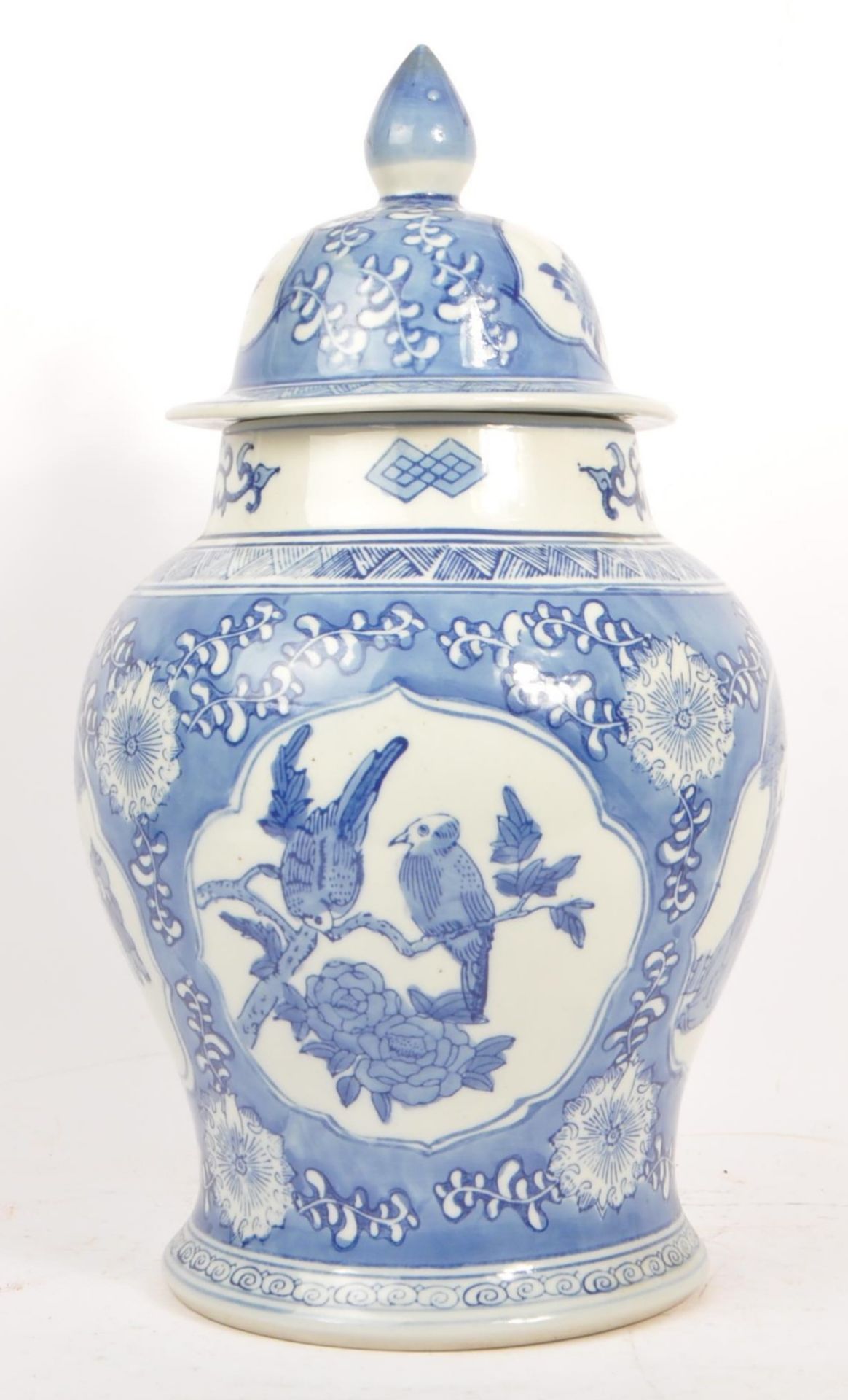 LARGE 20TH CENTURY CHINESE LIDDED PORCELAIN JAR - Image 3 of 6