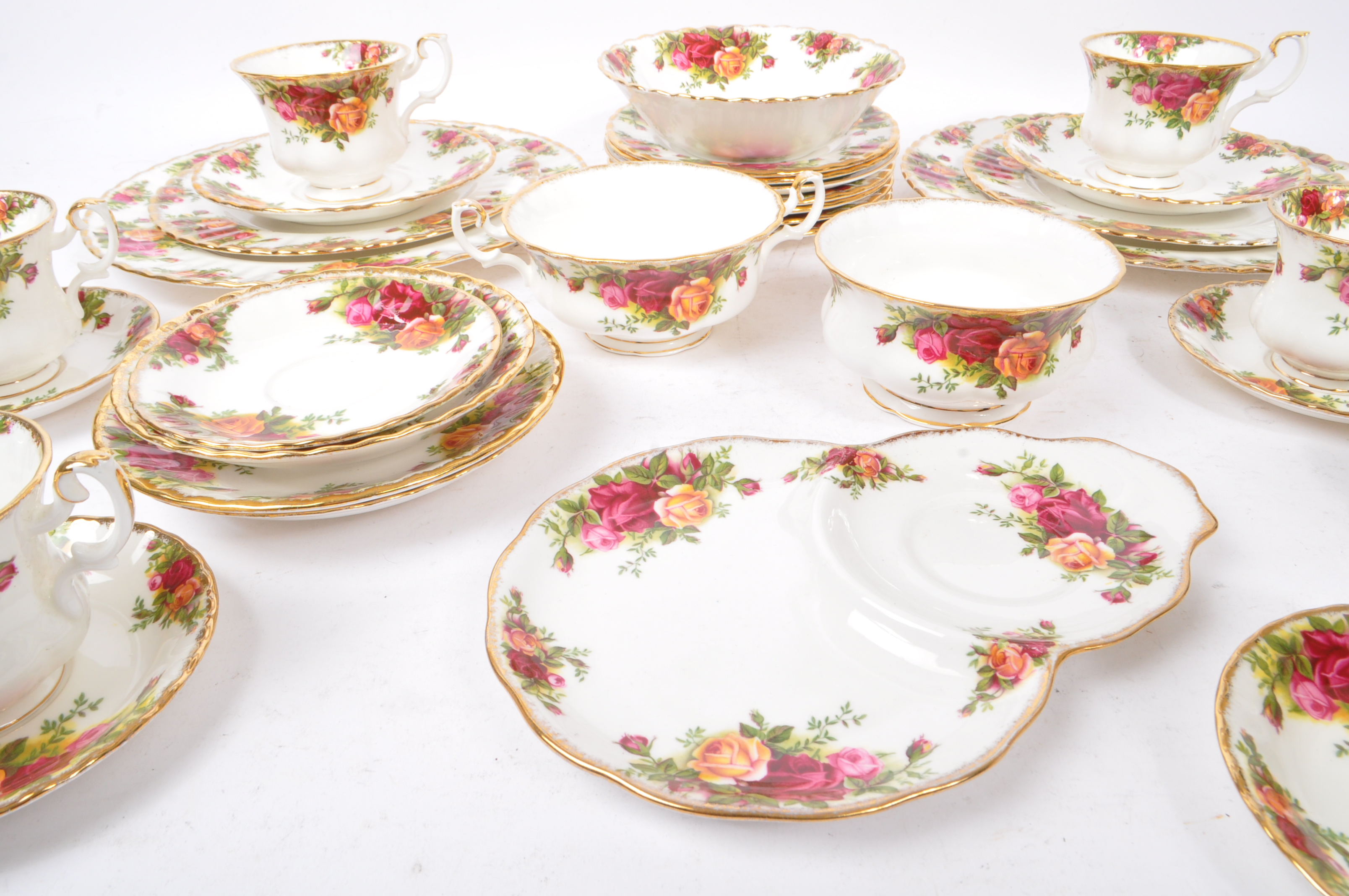 ROYAL ALBERT - OLD COUNTRY ROSES TABLE / TEA SERVICE - Image 3 of 7