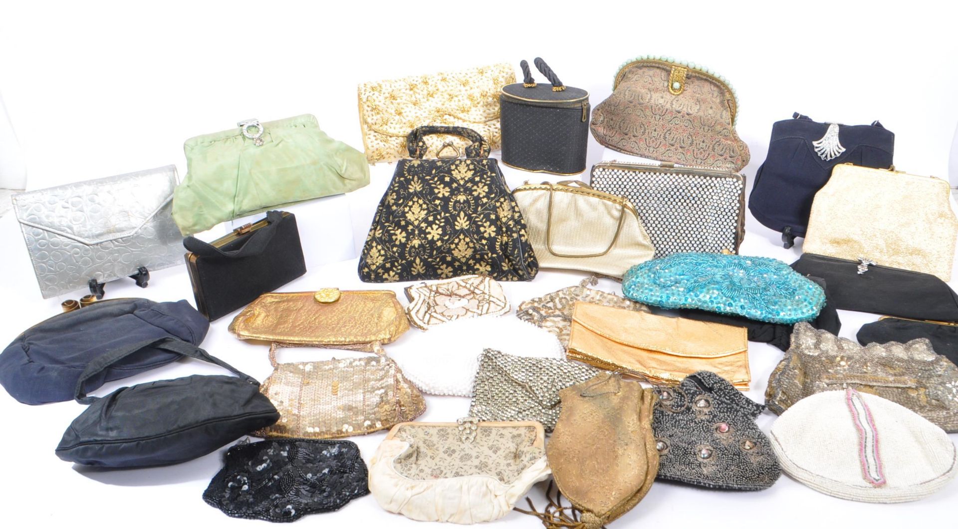 COLLECTION OF VINTAGE 1930S FASHION HANDBAGS AND PURSES