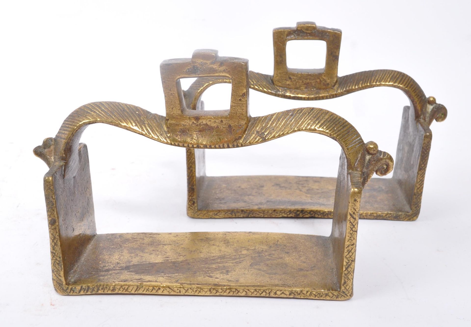 PAIR OF 19TH CENTURY BRASS INDIAN HORSE STIRRUPS - Image 5 of 6