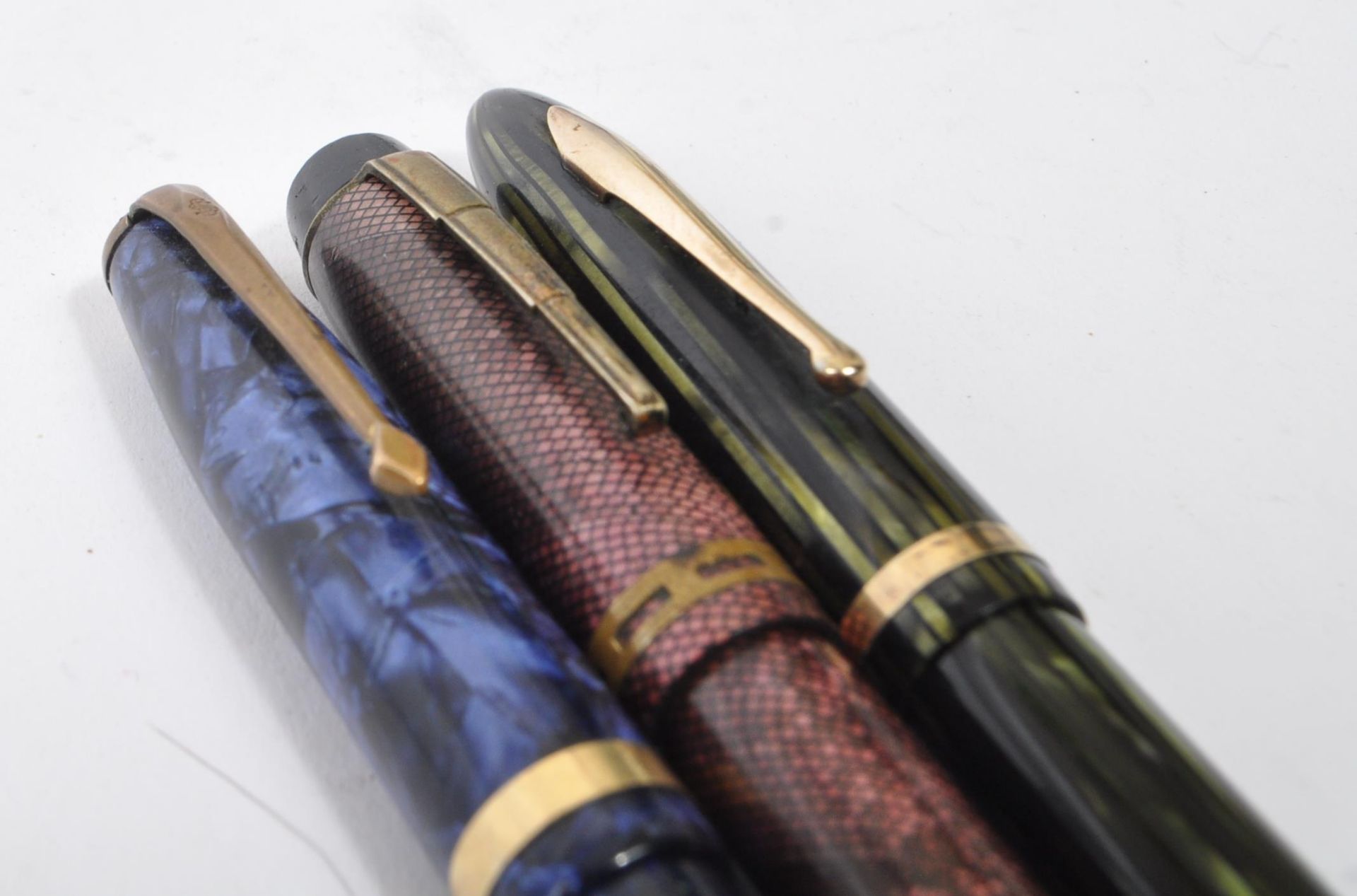 SHEAFFERS & BURNHAM - COLLECTION OF THREE FOUNTAIN PENS - Bild 5 aus 6