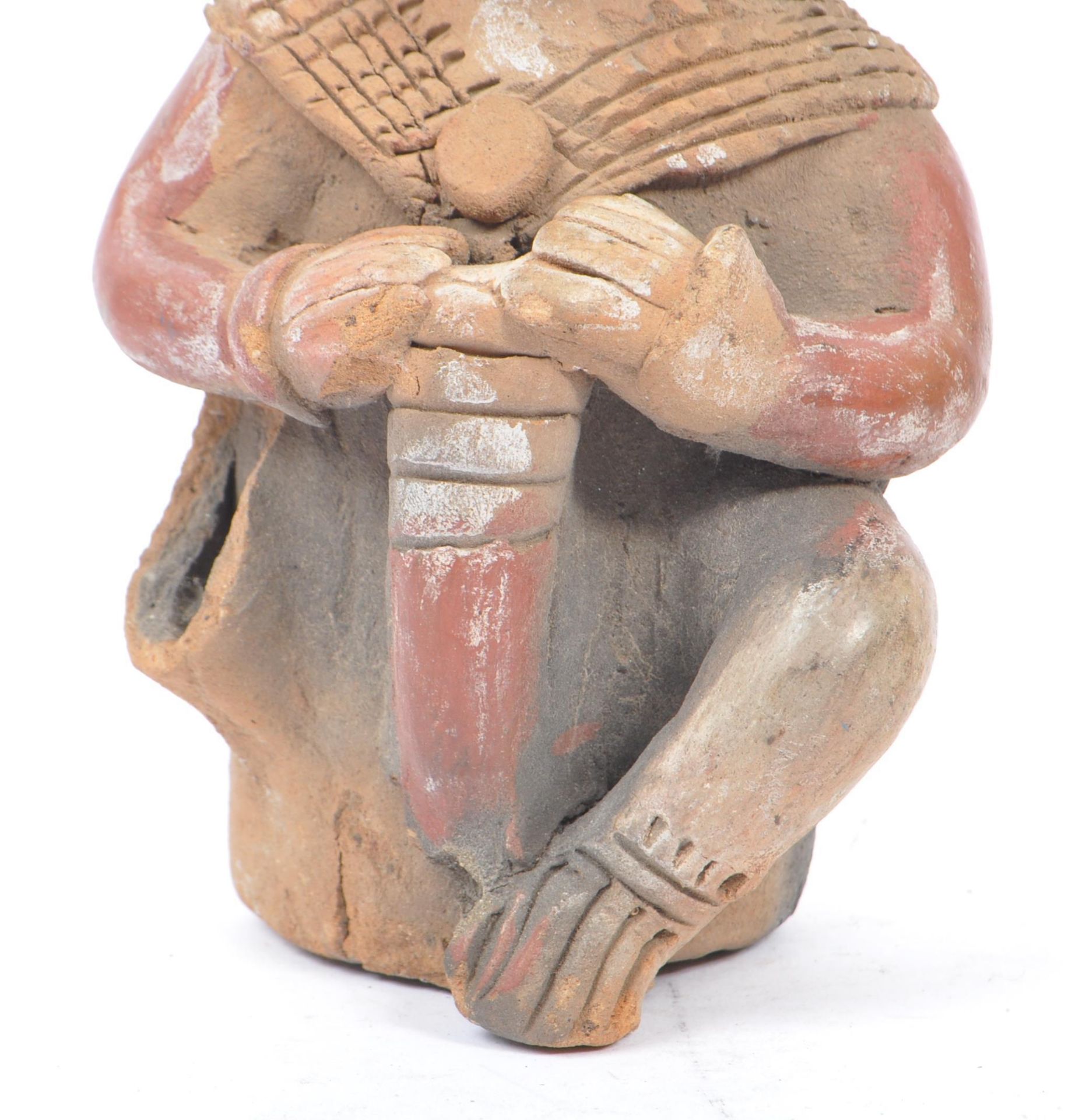 20TH CENTURY SOUTH AMERICAN CLAY FIGURE - Bild 6 aus 7