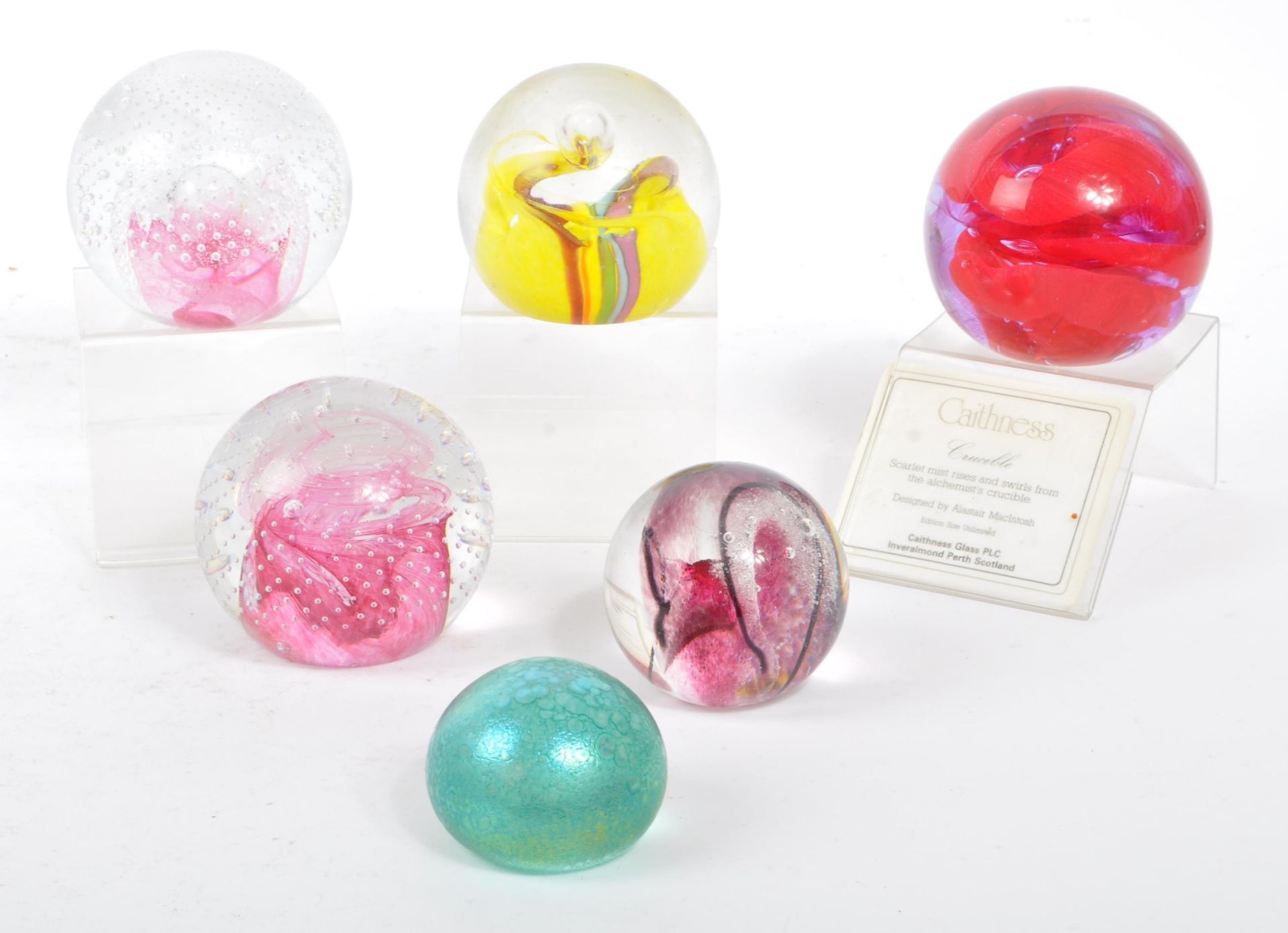 A COLLECTION OF VINTAGE PAPERWEIGHTS - CAITHNESS - Bild 3 aus 5