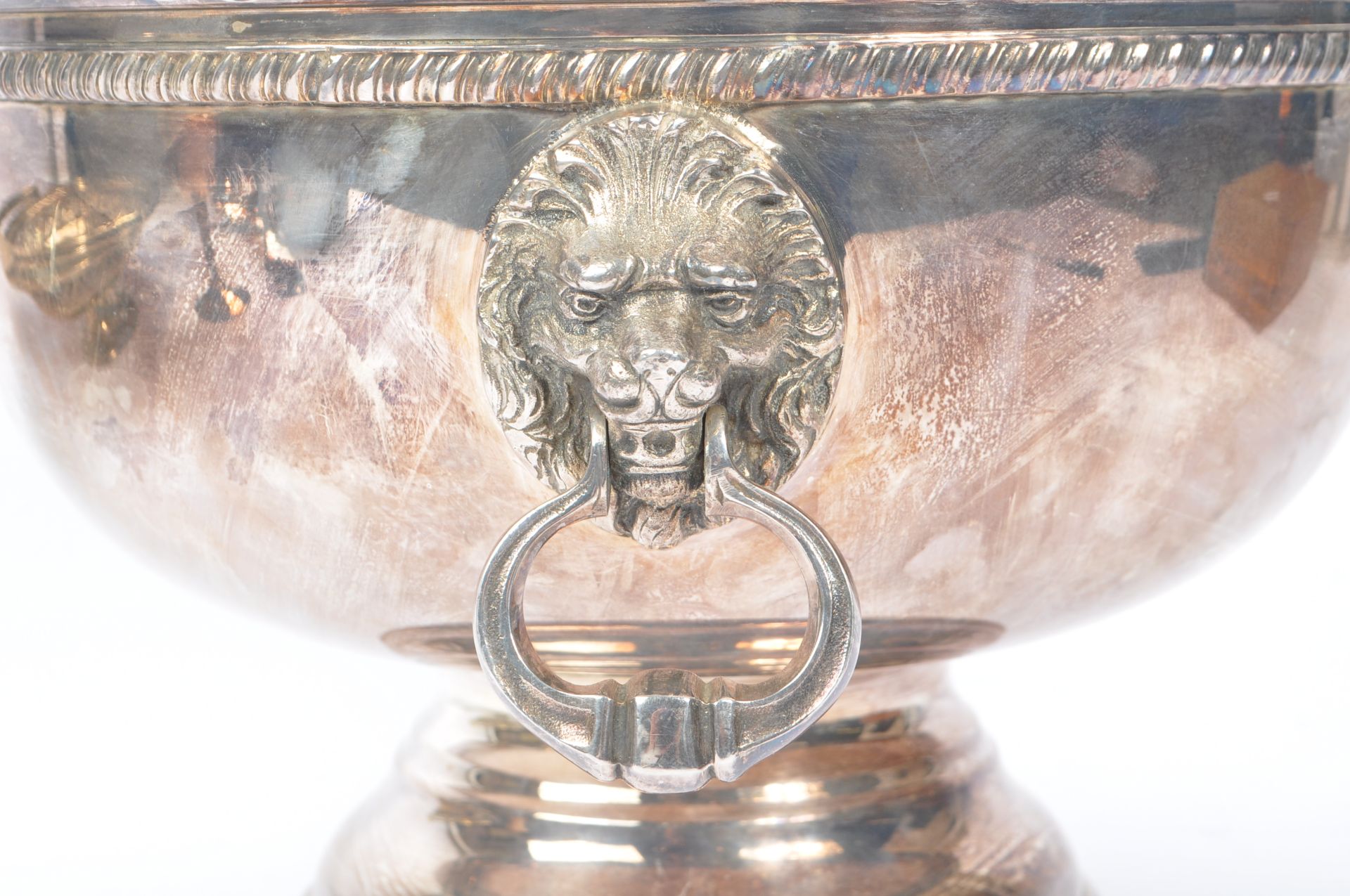 COLLECTION OF SILVER PLATED ITEMS TO INCLUDE PUNCH BOWL - Bild 6 aus 7