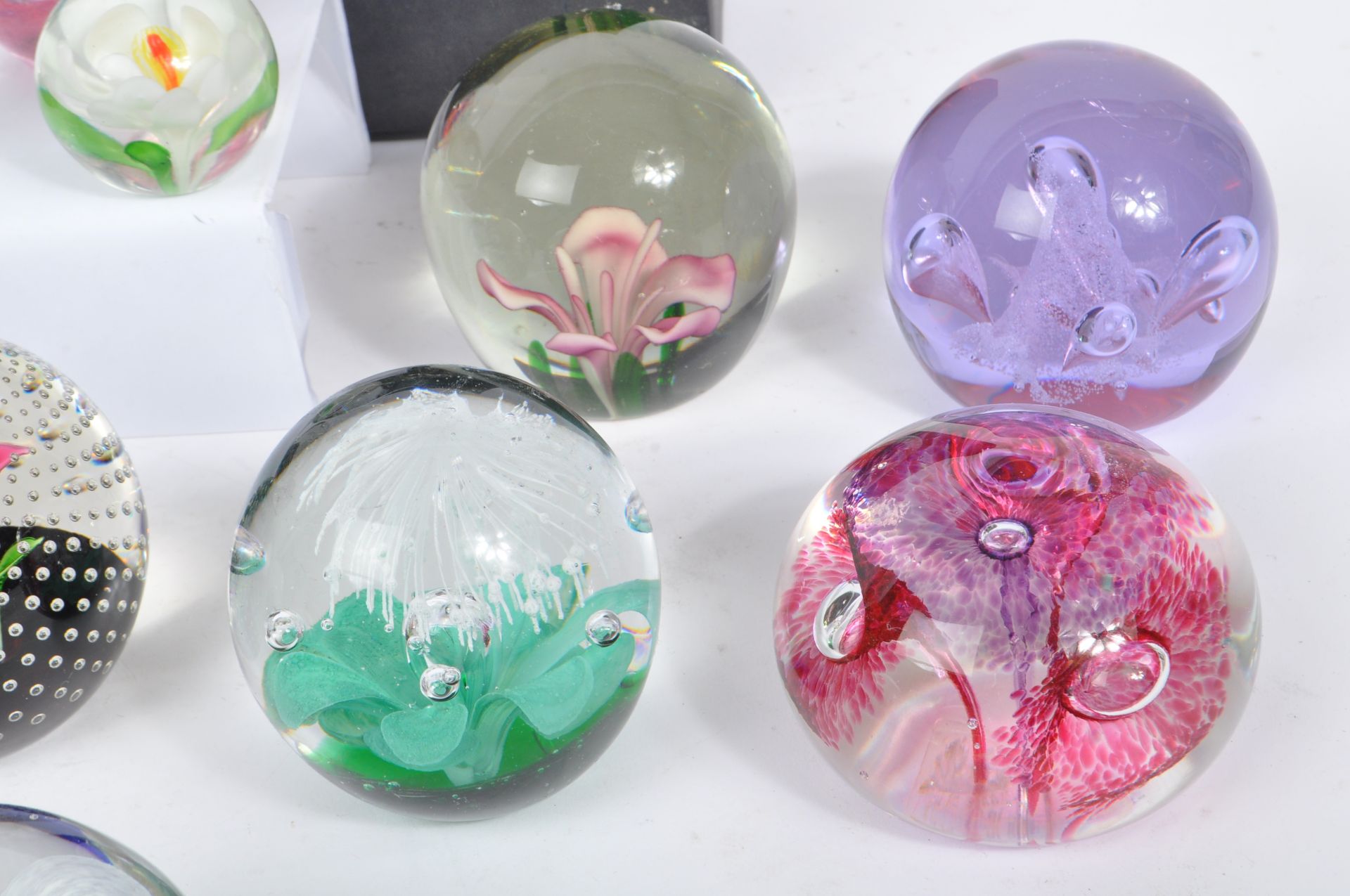 COLLECTION OF VINTAGE STUDIO ART GLASS PAPERWEIGHTS - Image 3 of 9