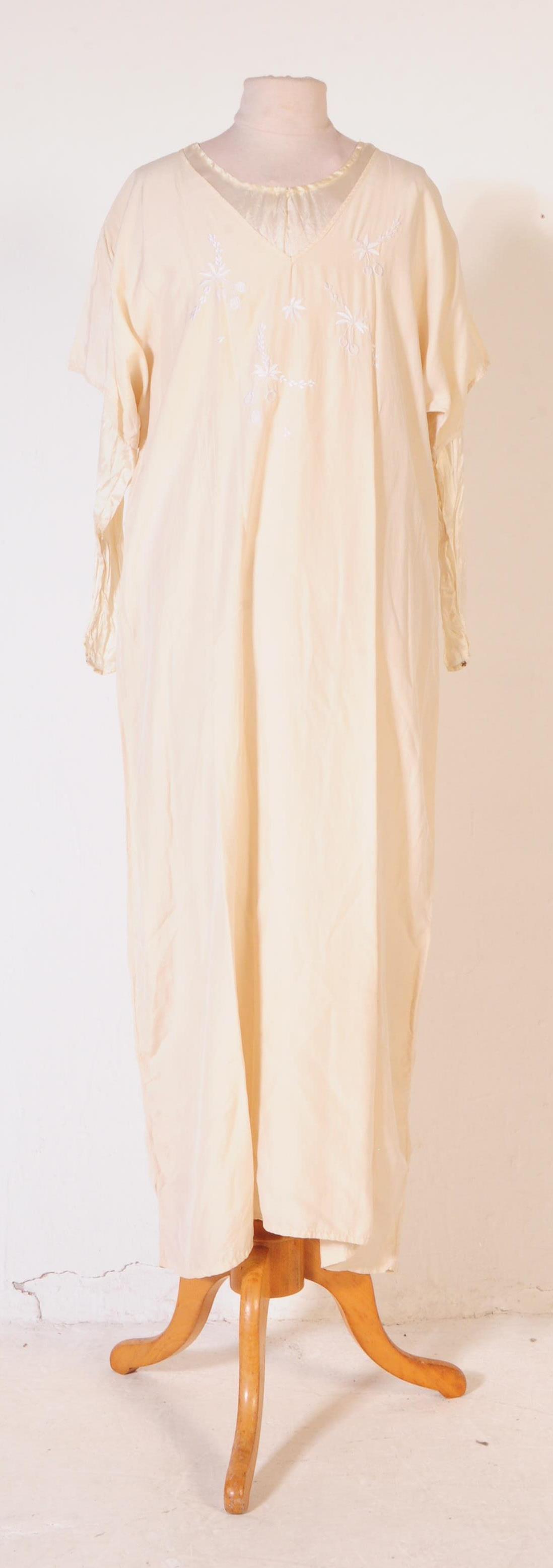 1920S VINTAGE SILK IVORY WEDDING DRESS - Image 6 of 12