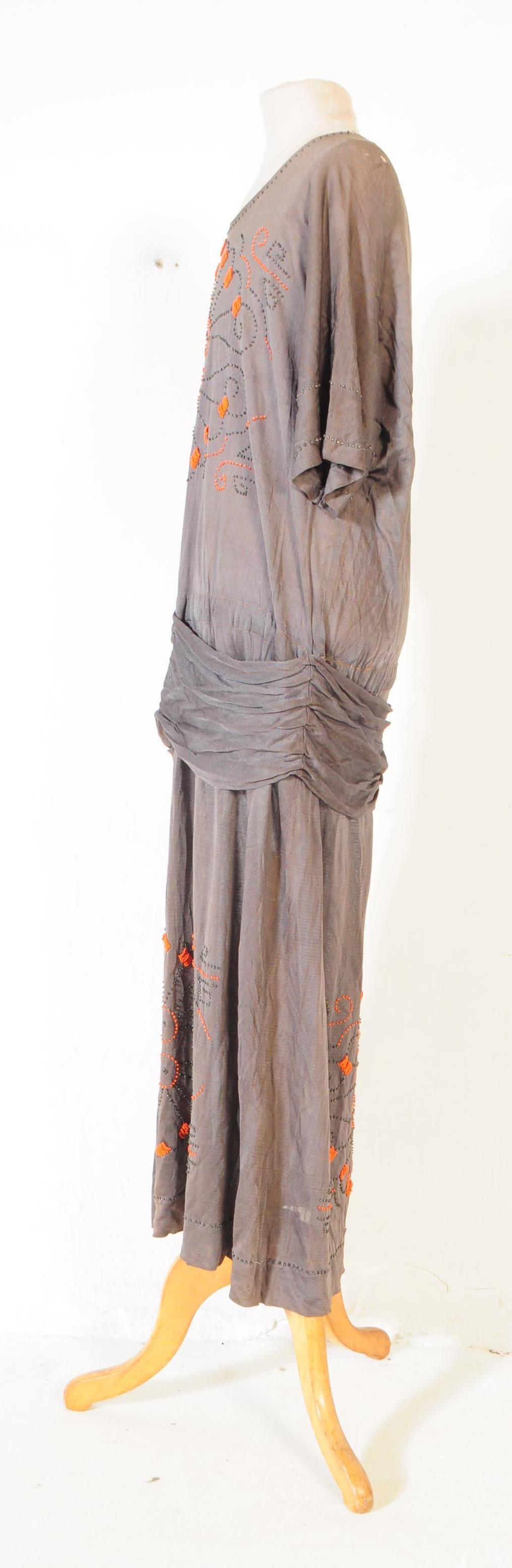 1920S ERA CANADIAN GREY AND ORANGE BEADED DRESS - Image 4 of 7