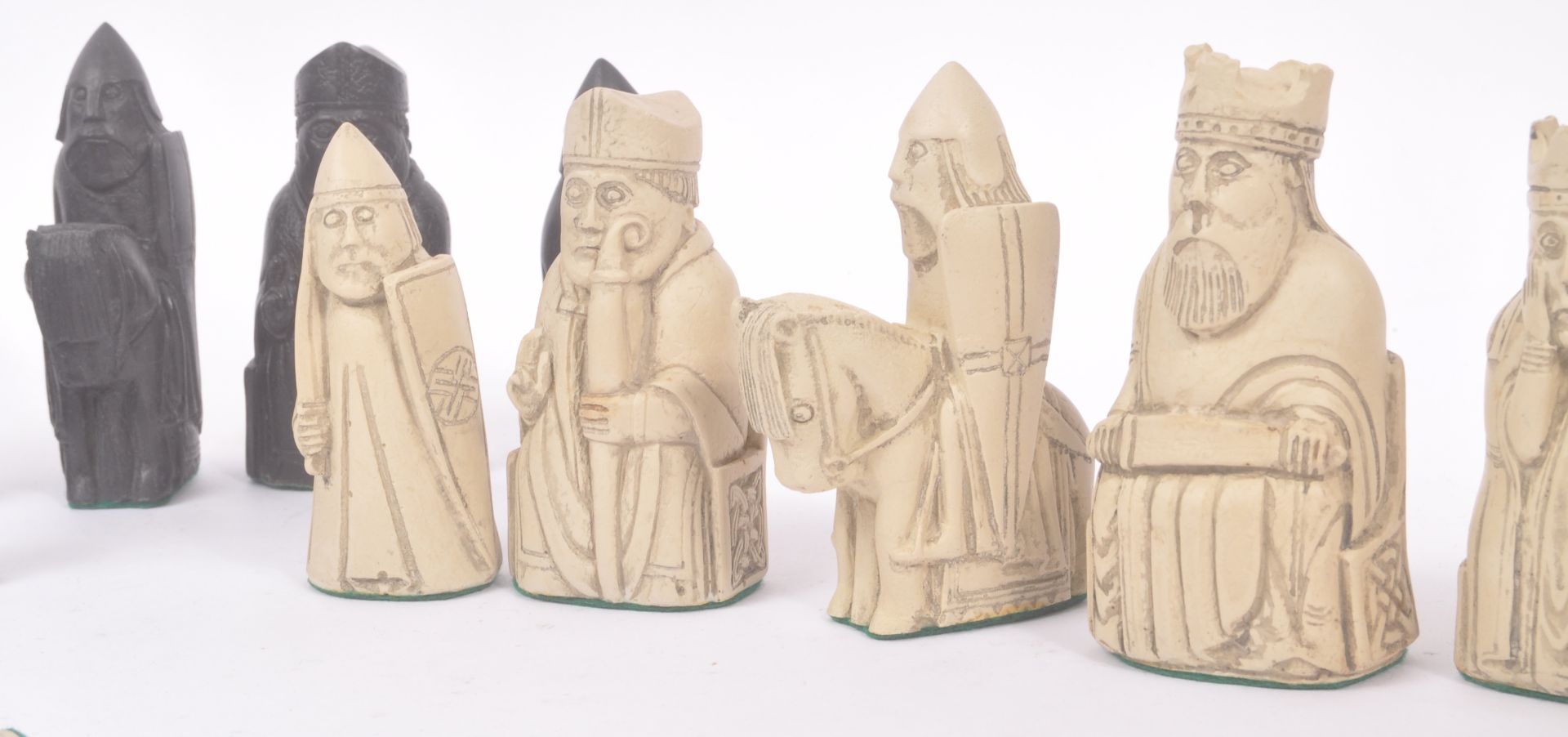 ISLE OF LEWIS RESIN REPRODUCTION CHESS SET - Bild 6 aus 7