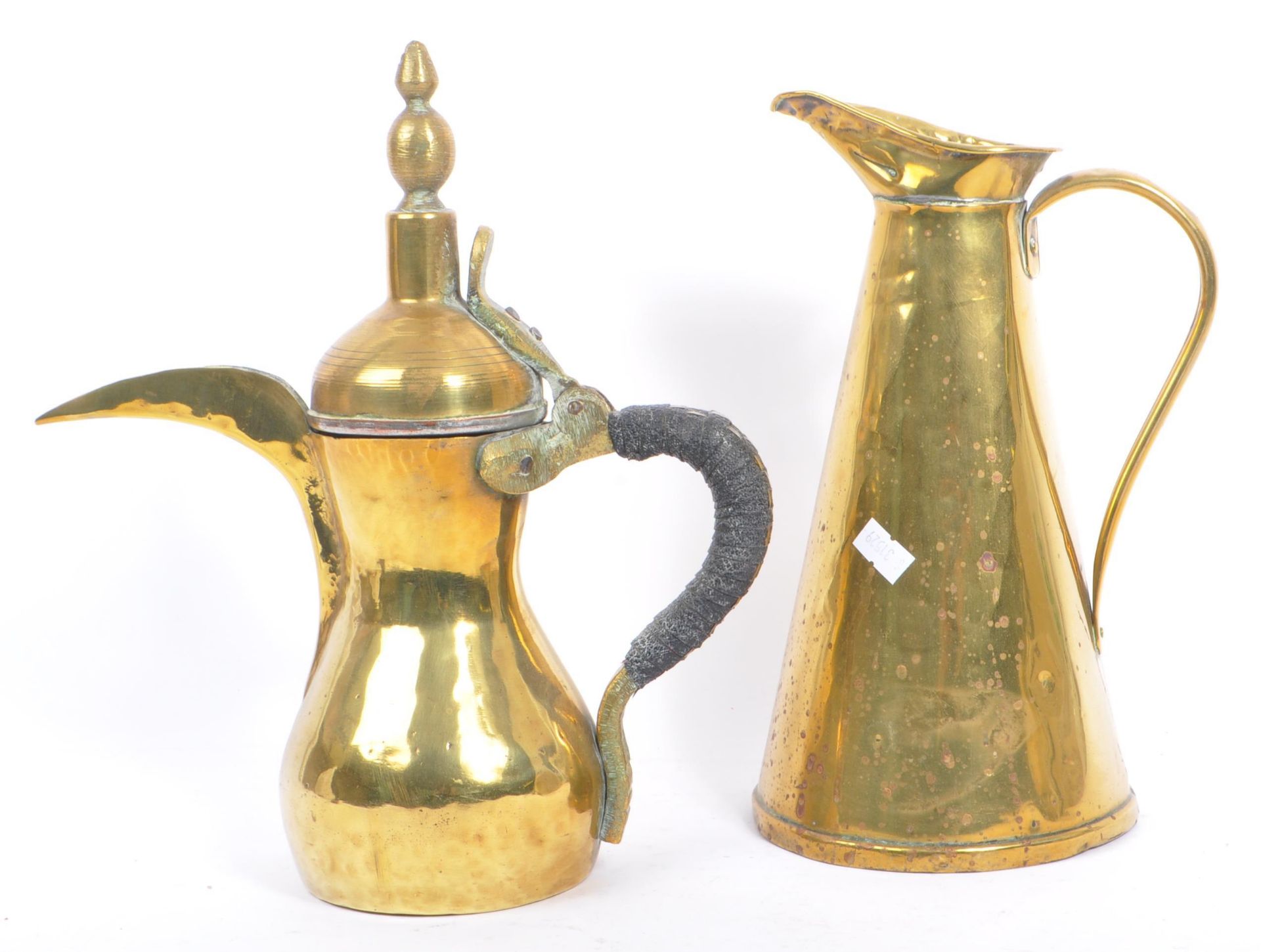 COLLECTION OF BRASS TO INCLUDE DALLAH JUGS & PICTURE STAND - Bild 2 aus 7