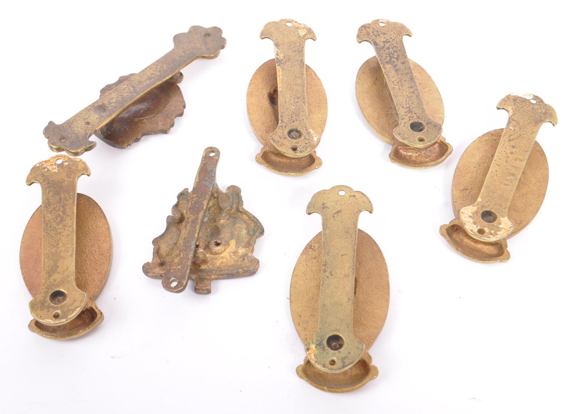 SEVEN MID 20TH CENTURY BRASS CHARLES DICKENS DOOR KNOCKERS - Bild 9 aus 9