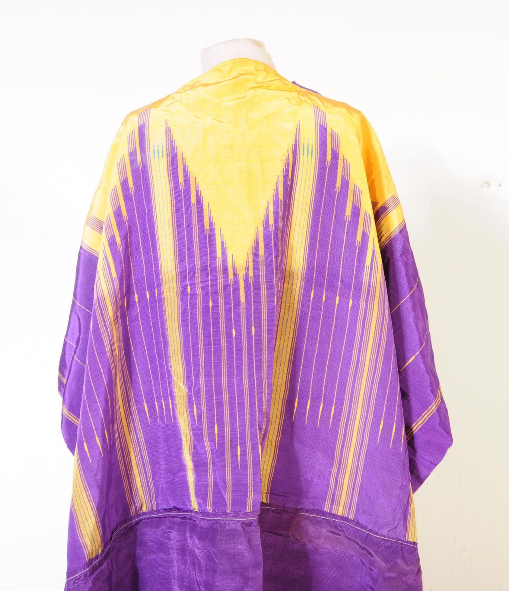 1940S KANJIVARAM STYLE FORMAL SILK ROBE SHAWL - Image 7 of 8