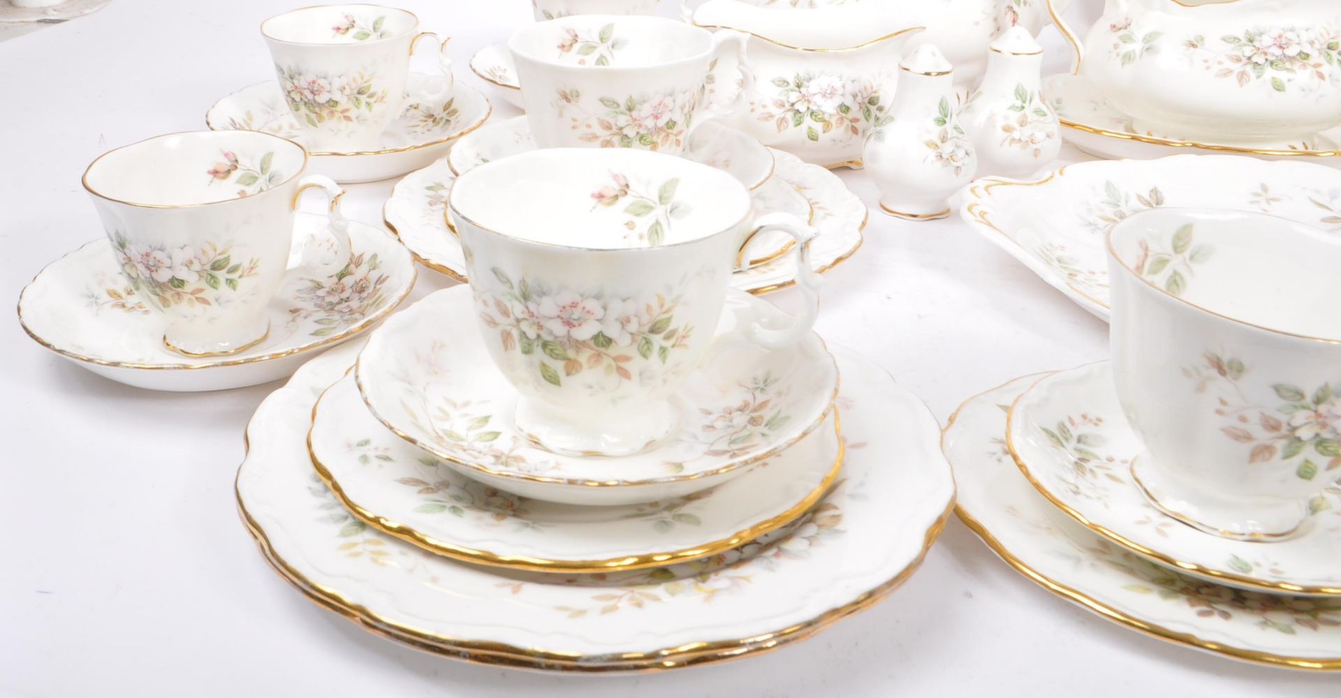 ROYAL ALBERT PORCELAIN HAYWORTH DINNER TEA AND COFFEE SERVICE - Image 4 of 8