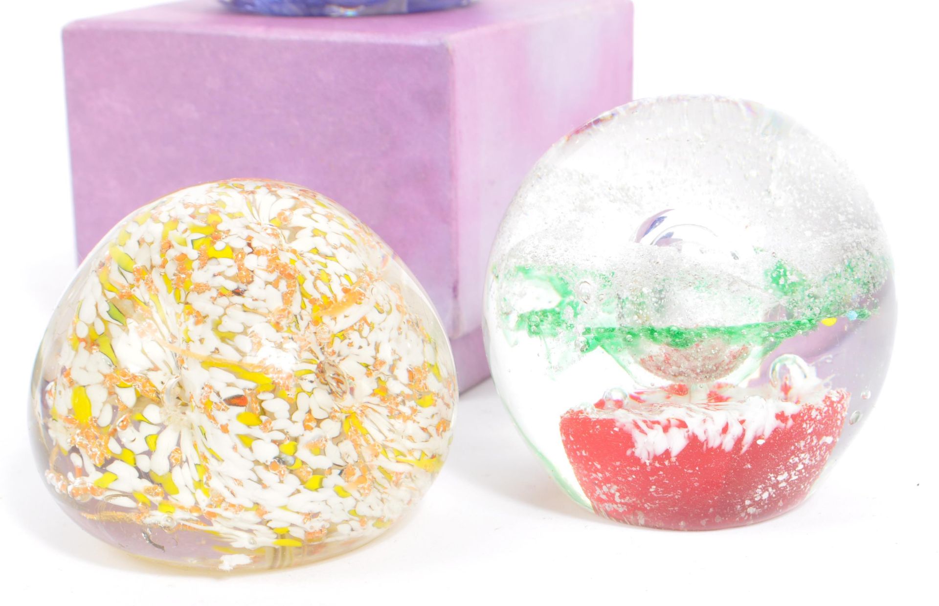 COLLECTION OF VINTAGE STUDIO ART GLASS PAPERWEIGHTS - Bild 3 aus 9