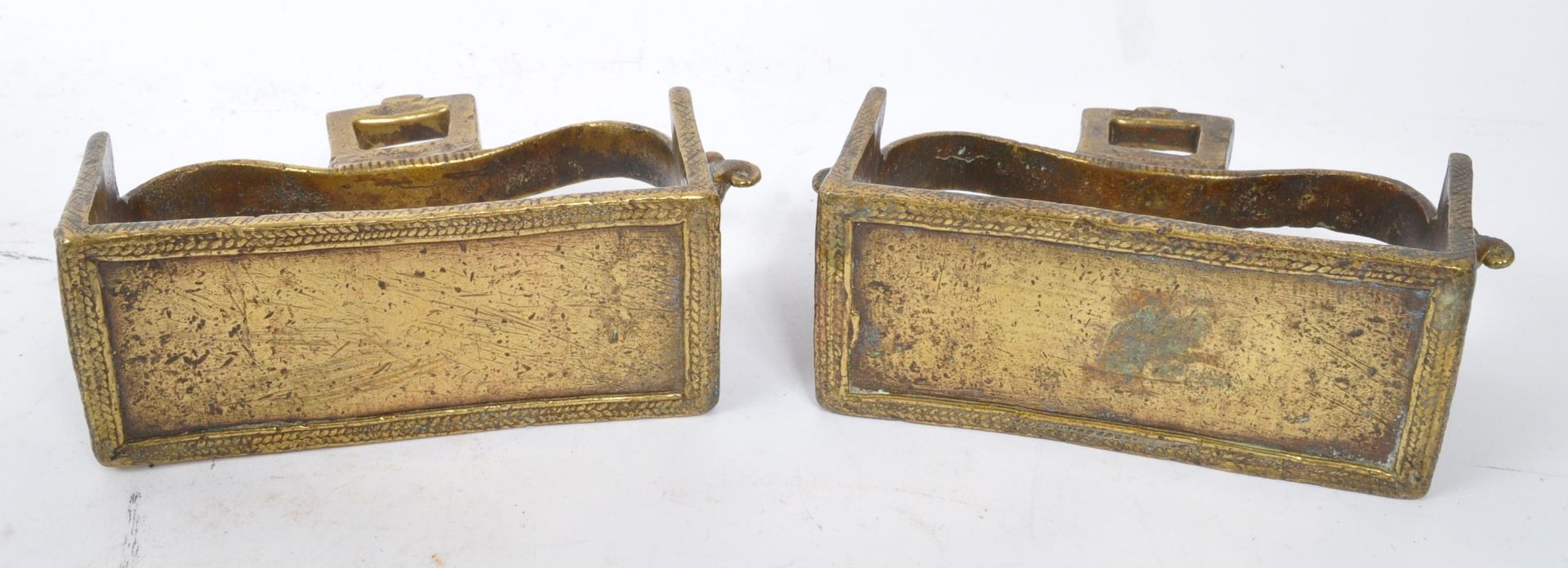 PAIR OF 19TH CENTURY BRASS INDIAN HORSE STIRRUPS - Image 3 of 6