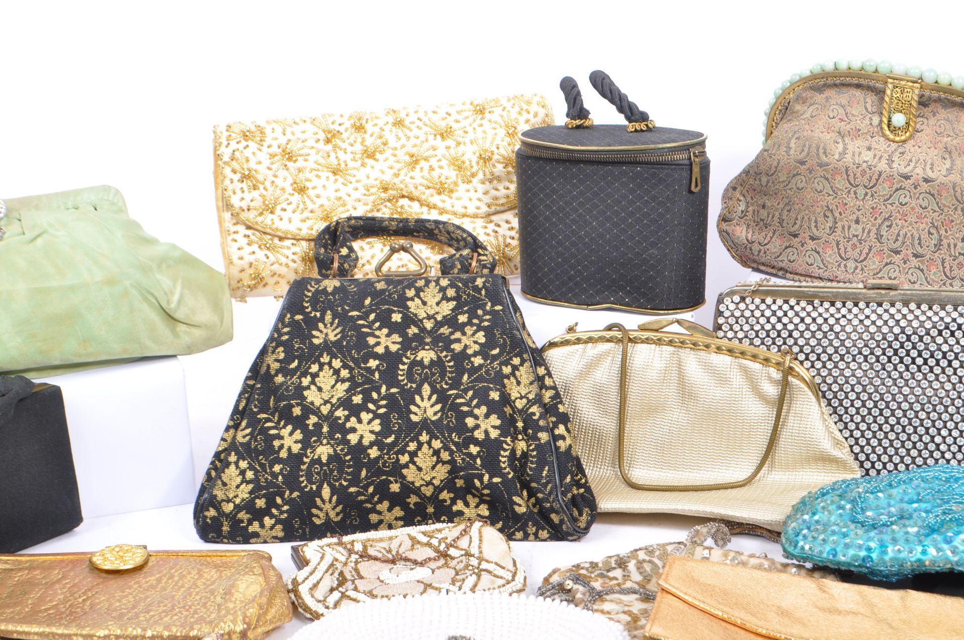 COLLECTION OF VINTAGE 1930S FASHION HANDBAGS AND PURSES - Image 3 of 16