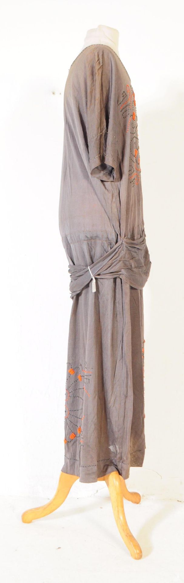 1920S ERA CANADIAN GREY AND ORANGE BEADED DRESS - Image 2 of 7