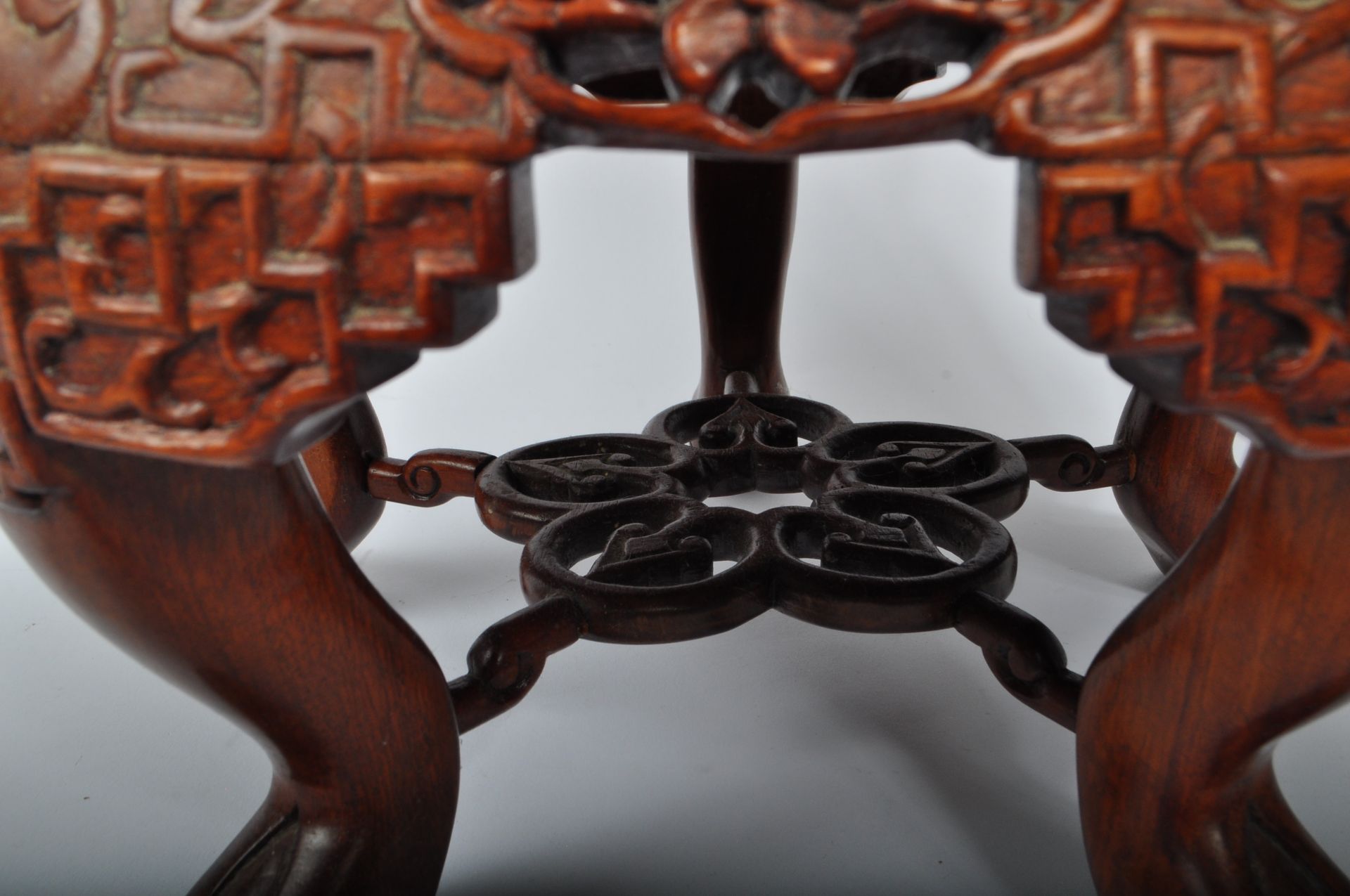 TWO 20TH CENTURY CHINESE CARVED SOCCLE STANDS - Image 3 of 6