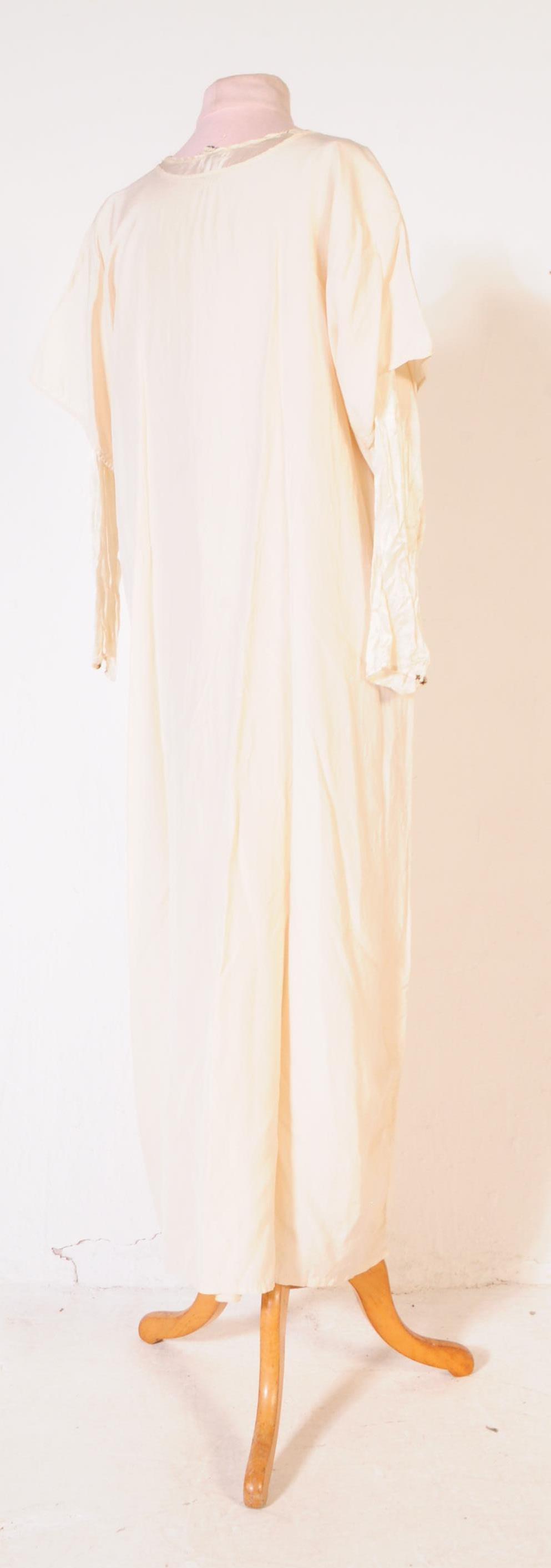 1920S VINTAGE SILK IVORY WEDDING DRESS - Image 7 of 12