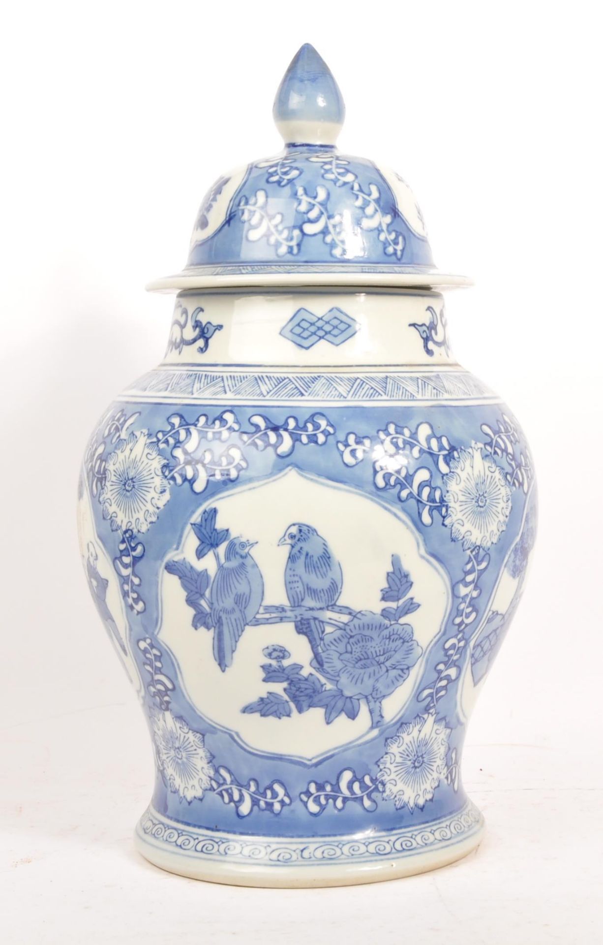 LARGE 20TH CENTURY CHINESE LIDDED PORCELAIN JAR