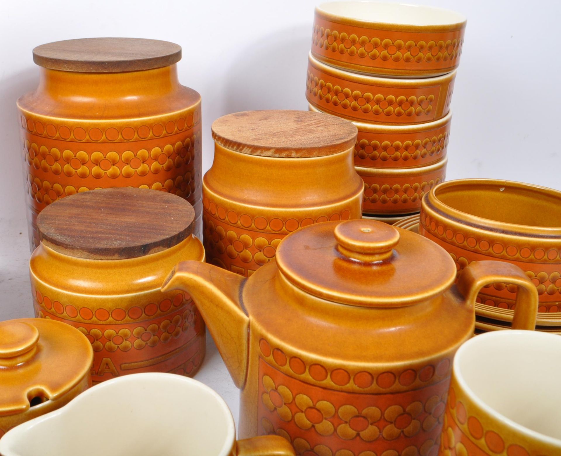 HORNSEA SAFFRON - LARGE COLLECTION OF TEA AND DINNER SERVICE - Image 5 of 8