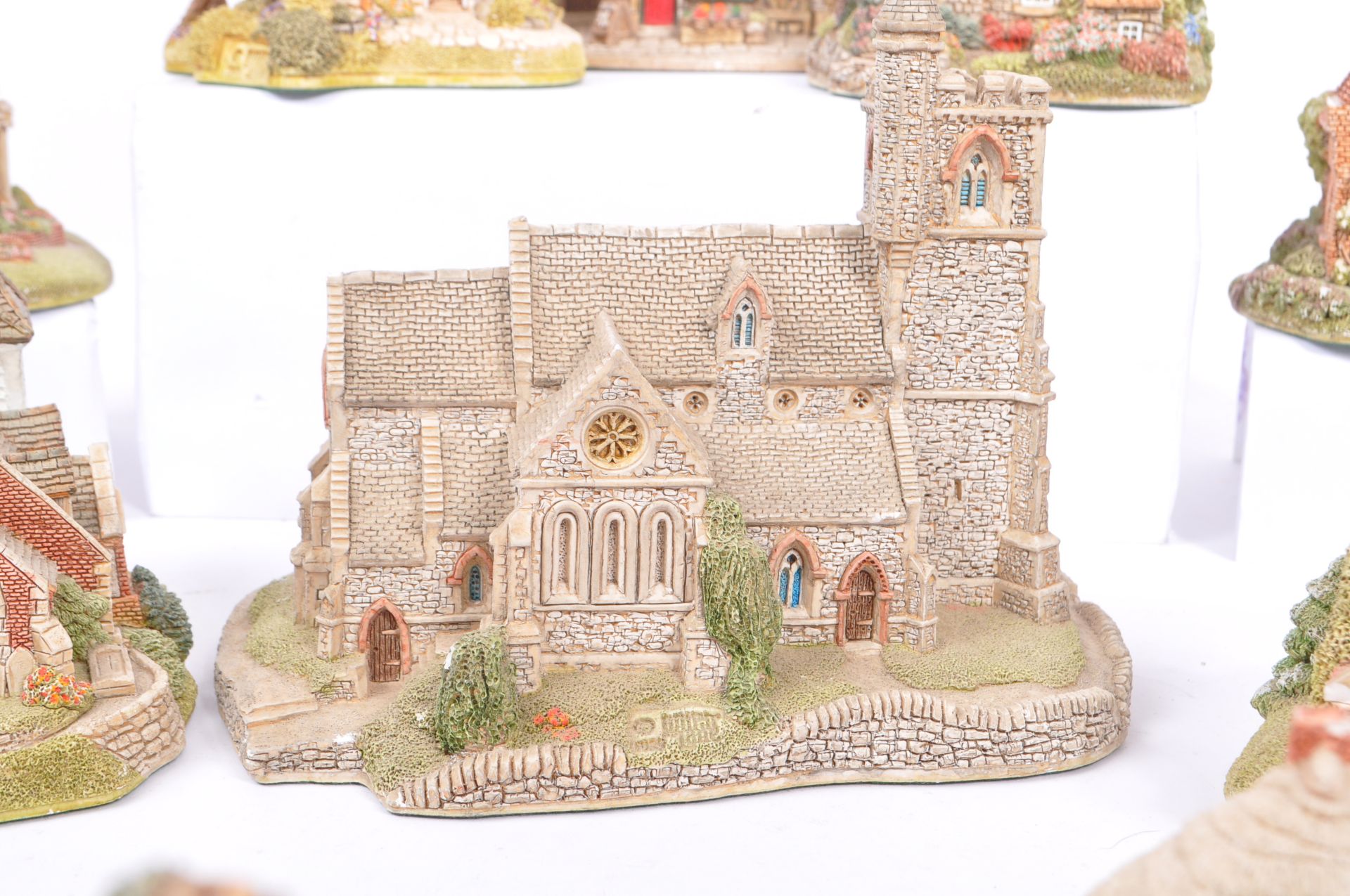 COLLECTION OF VINTAGE LILLIPUT LANE COTTAGES - Image 5 of 11