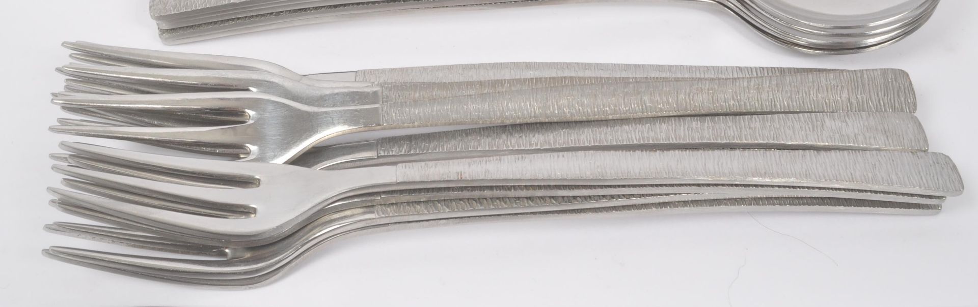 COLLECTION OF VINERS OF SHEFFIELD BARK EFFECT CUTLERY - Image 4 of 6
