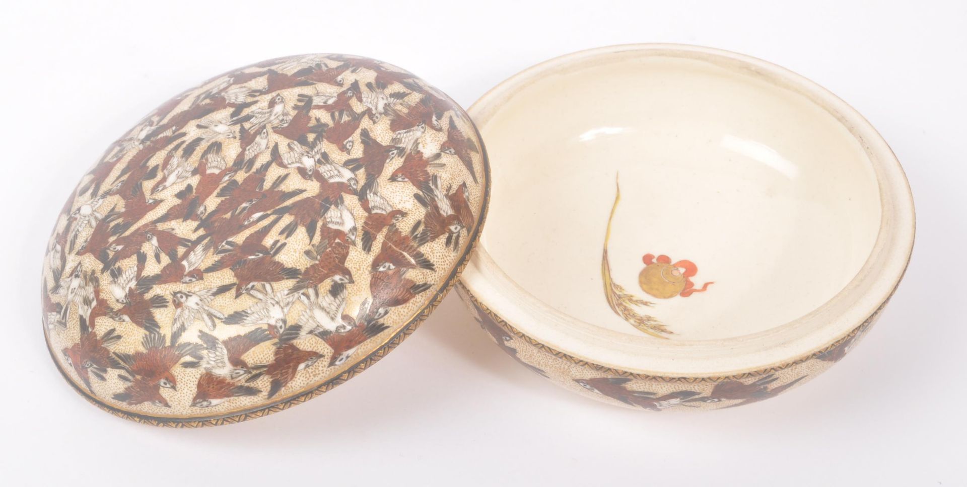 20TH CENTURY JAPANESE SATSUMA LIDDED SWALLOW DISH - Bild 4 aus 6